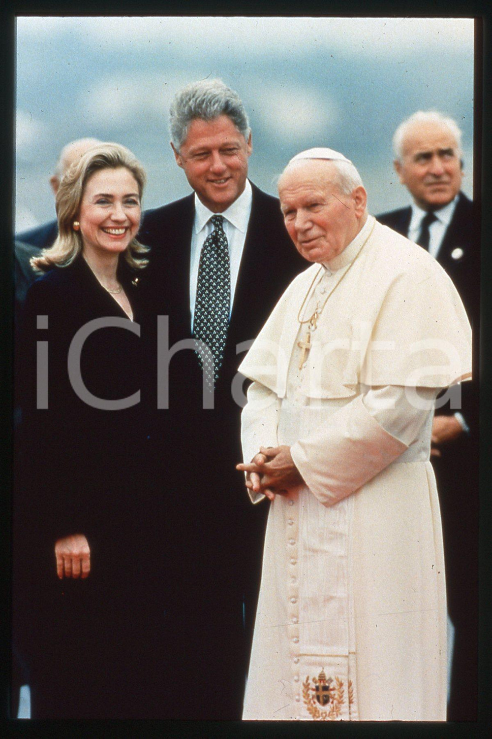 35mm vintage slide* 1995 USA New York Giovanni Paolo II, Bill, Hillary Clinton  Diapositiva d'epoca, in formato 35 mm.CONDIZIONI: GOODE' severamente vietata la riproduzione. Tutti i diritti sono riservati.Nella diapositiva ICharta mette in vendita, sul negozio eBay e in esclusiva sul sito "icharta" il proprio archivio composto da numerose diapositive e negativi fotografici d'epoca, tutti originali e autentici, che attraversano la storia del costume italiano tra gli la fine degli anni Sessanta e Novanta.Si tratta di uno sguardo inedito sull'attualit&agrave;, la politica, la vita quotidiana, il gossip e la cultura, che fotografa il cambiamento della nazione in quest'ultimo scorcio del XX secolo. Un'occasione unica per il mercato del collezionismo, che vede finalmente disponibile un archivio eccezionale per vastit&agrave;, tematiche e condizioni, in un settore (il negativo fotografico e la diapositiva) di assoluta novit&agrave; e dalle interessanti prospettive di investimento.  FAIR/discreto   originale e autentica 1
