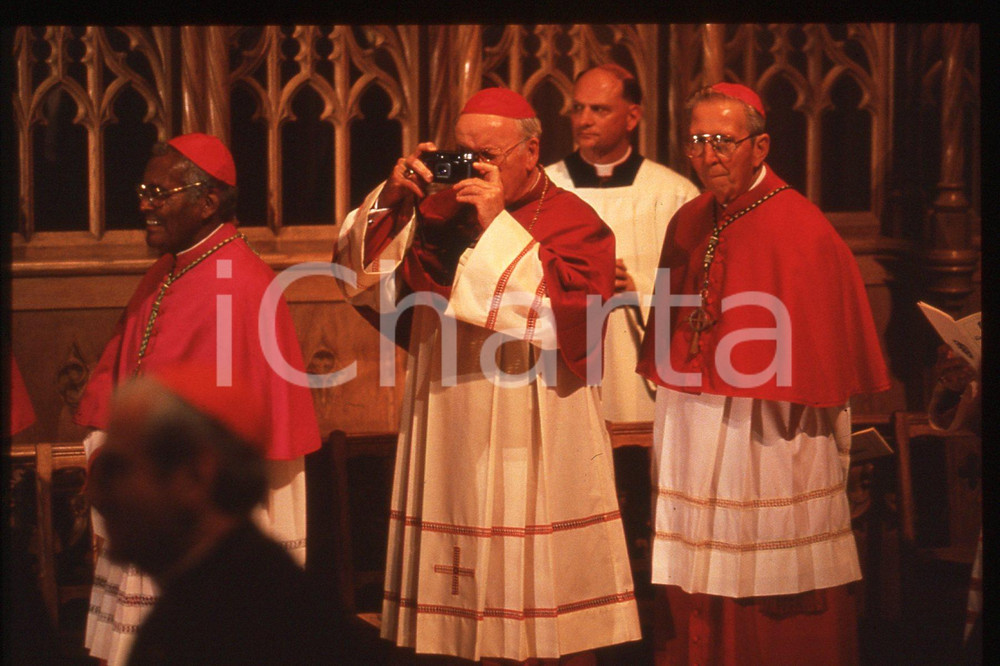 35mm vintage slide* 1995 USA New York Cathedral Giovanni Paolo II  Diapositiva d'epoca, in formato 35 mm.CONDIZIONI: GOODE' severamente vietata la riproduzione. Tutti i diritti sono riservati.Nella diapositiva ICharta mette in vendita, sul negozio eBay e in esclusiva sul sito "icharta" il proprio archivio composto da numerose diapositive e negativi fotografici d'epoca, tutti originali e autentici, che attraversano la storia del costume italiano tra gli la fine degli anni Sessanta e Novanta.Si tratta di uno sguardo inedito sull'attualit&agrave;, la politica, la vita quotidiana, il gossip e la cultura, che fotografa il cambiamento della nazione in quest'ultimo scorcio del XX secolo. Un'occasione unica per il mercato del collezionismo, che vede finalmente disponibile un archivio eccezionale per vastit&agrave;, tematiche e condizioni, in un settore (il negativo fotografico e la diapositiva) di assoluta novit&agrave; e dalle interessanti prospettive di investimento.  FAIR/discreto   originale e autentica 1