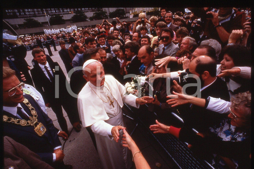 35mm vintage slide* 1984 CANADA Giovanni Paolo II with people  Diapositiva d'epoca, in formato 35 mm.CONDIZIONI: GOODE' severamente vietata la riproduzione. Tutti i diritti sono riservati.Nella diapositiva ICharta mette in vendita, sul negozio eBay e in esclusiva sul sito "icharta" il proprio archivio composto da numerose diapositive e negativi fotografici d'epoca, tutti originali e autentici, che attraversano la storia del costume italiano tra gli la fine degli anni Sessanta e Novanta.Si tratta di uno sguardo inedito sull'attualit&agrave;, la politica, la vita quotidiana, il gossip e la cultura, che fotografa il cambiamento della nazione in quest'ultimo scorcio del XX secolo. Un'occasione unica per il mercato del collezionismo, che vede finalmente disponibile un archivio eccezionale per vastit&agrave;, tematiche e condizioni, in un settore (il negativo fotografico e la diapositiva) di assoluta novit&agrave; e dalle interessanti prospettive di investimento.  FAIR/discreto   originale e autentica 1