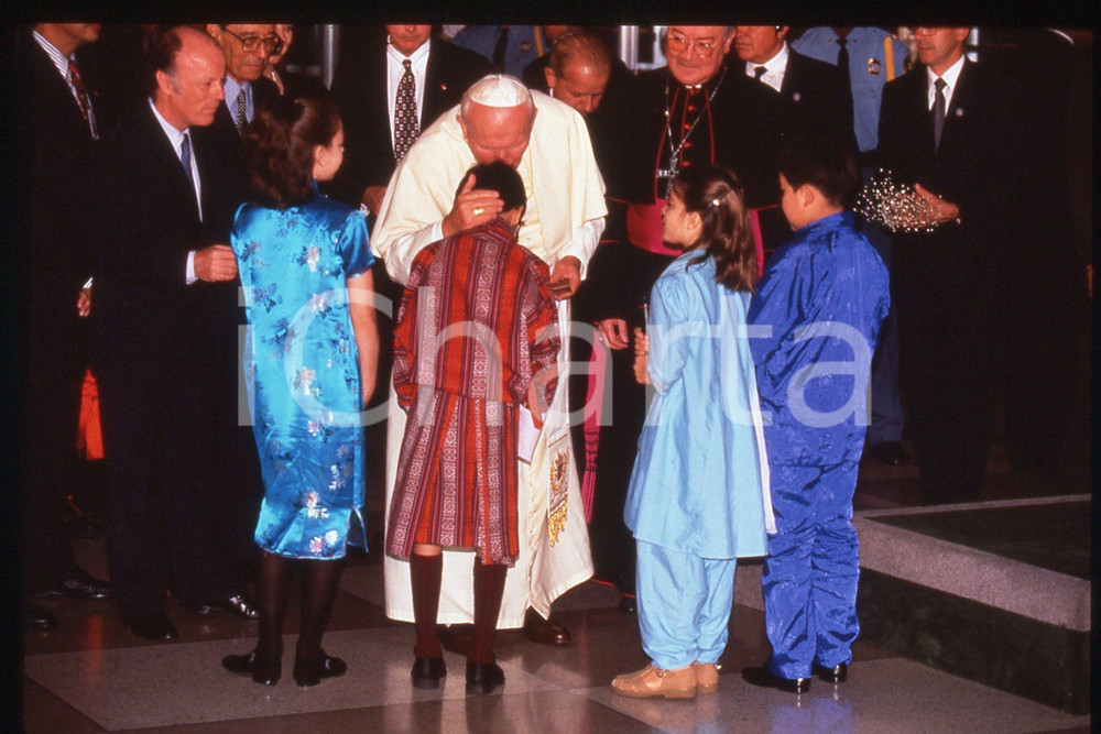 35mm vintage slide* 1995 NEW YORK Giovanni Paolo II visiting the UNITED NATIONS  Diapositiva d'epoca, in formato 35 mm.CONDIZIONI: GOODE' severamente vietata la riproduzione. Tutti i diritti sono riservati.Nella diapositiva ICharta mette in vendita, sul negozio eBay e in esclusiva sul sito "icharta" il proprio archivio composto da numerose diapositive e negativi fotografici d'epoca, tutti originali e autentici, che attraversano la storia del costume italiano tra gli la fine degli anni Sessanta e Novanta.Si tratta di uno sguardo inedito sull'attualit&agrave;, la politica, la vita quotidiana, il gossip e la cultura, che fotografa il cambiamento della nazione in quest'ultimo scorcio del XX secolo. Un'occasione unica per il mercato del collezionismo, che vede finalmente disponibile un archivio eccezionale per vastit&agrave;, tematiche e condizioni, in un settore (il negativo fotografico e la diapositiva) di assoluta novit&agrave; e dalle interessanti prospettive di investimento.  FAIR/discreto   originale e autentica 1