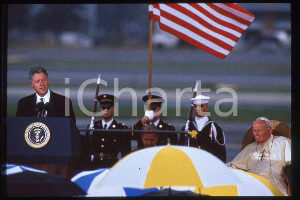 35mm vintage slide* 1995 USA - NEWARK Bill CLINTON Giovanni Paolo II  Diapositiva d'epoca, in formato 35 mm.CONDIZIONI: GOODE' severamente vietata la riproduzione. Tutti i diritti sono riservati.Nella diapositiva ICharta mette in vendita, sul negozio eBay e in esclusiva sul sito "icharta" il proprio archivio composto da numerose diapositive e negativi fotografici d'epoca, tutti originali e autentici, che attraversano la storia del costume italiano tra gli la fine degli anni Sessanta e Novanta.Si tratta di uno sguardo inedito sull'attualit&agrave;, la politica, la vita quotidiana, il gossip e la cultura, che fotografa il cambiamento della nazione in quest'ultimo scorcio del XX secolo. Un'occasione unica per il mercato del collezionismo, che vede finalmente disponibile un archivio eccezionale per vastit&agrave;, tematiche e condizioni, in un settore (il negativo fotografico e la diapositiva) di assoluta novit&agrave; e dalle interessanti prospettive di investimento.  FAIR/discreto   originale e autentica 1
