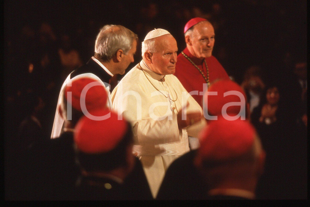 35mm vintage slide* 1995 USA - NEW YORK Cathedral GIOVANNI PAOLO II (3)  Diapositiva d'epoca, in formato 35 mm.CONDIZIONI: GOODE' severamente vietata la riproduzione. Tutti i diritti sono riservati.Nella diapositiva ICharta mette in vendita, sul negozio eBay e in esclusiva sul sito "icharta" il proprio archivio composto da numerose diapositive e negativi fotografici d'epoca, tutti originali e autentici, che attraversano la storia del costume italiano tra gli la fine degli anni Sessanta e Novanta.Si tratta di uno sguardo inedito sull'attualit&agrave;, la politica, la vita quotidiana, il gossip e la cultura, che fotografa il cambiamento della nazione in quest'ultimo scorcio del XX secolo. Un'occasione unica per il mercato del collezionismo, che vede finalmente disponibile un archivio eccezionale per vastit&agrave;, tematiche e condizioni, in un settore (il negativo fotografico e la diapositiva) di assoluta novit&agrave; e dalle interessanti prospettive di investimento.  FAIR/discreto   originale e autentica 1