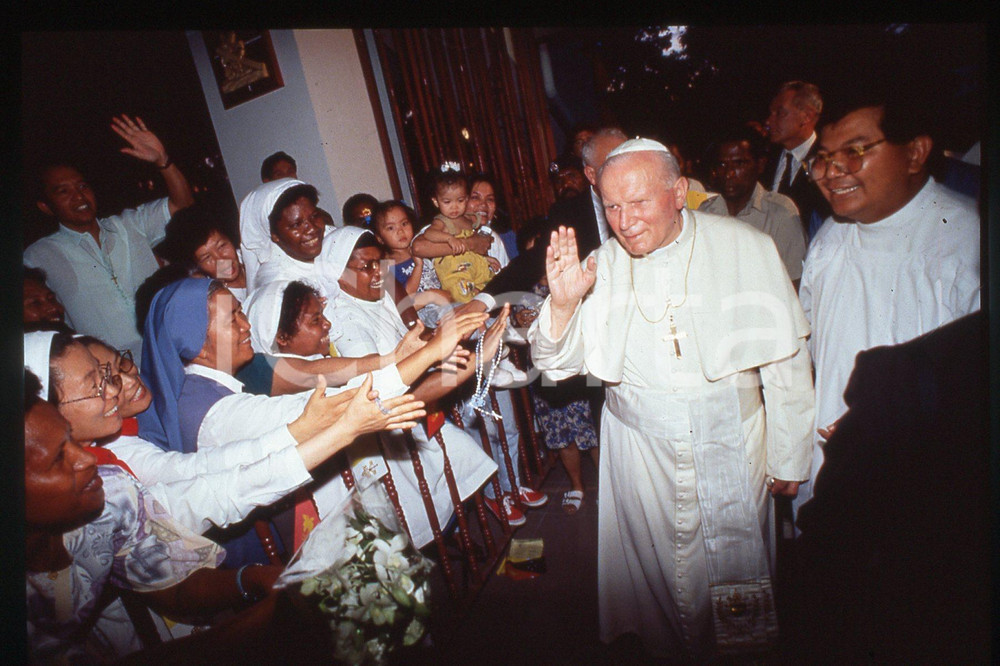 35mm vintage slide* 1995 PAPUA NEW GUINEA Pope Giovanni Paolo II  Diapositiva d'epoca, in formato 35 mm.CONDIZIONI: GOODE' severamente vietata la riproduzione. Tutti i diritti sono riservati.Nella diapositiva ICharta mette in vendita, sul negozio eBay e in esclusiva sul sito "icharta" il proprio archivio composto da numerose diapositive e negativi fotografici d'epoca, tutti originali e autentici, che attraversano la storia del costume italiano tra gli la fine degli anni Sessanta e Novanta.Si tratta di uno sguardo inedito sull'attualit&agrave;, la politica, la vita quotidiana, il gossip e la cultura, che fotografa il cambiamento della nazione in quest'ultimo scorcio del XX secolo. Un'occasione unica per il mercato del collezionismo, che vede finalmente disponibile un archivio eccezionale per vastit&agrave;, tematiche e condizioni, in un settore (il negativo fotografico e la diapositiva) di assoluta novit&agrave; e dalle interessanti prospettive di investimento.  FAIR/discreto   originale e autentica 1