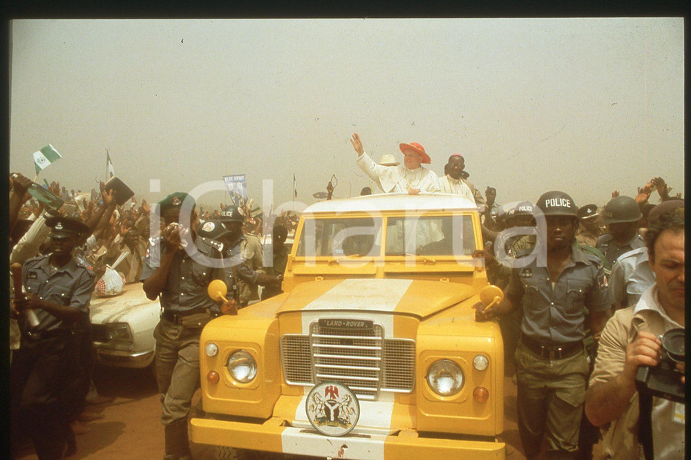 35mm vintage slide* 1982 NIGERIA Pope Giovanni Paolo II on LAND ROVER  Diapositiva d'epoca, in formato 35 mm.CONDIZIONI: GOODE' severamente vietata la riproduzione. Tutti i diritti sono riservati.Nella diapositiva ICharta mette in vendita, sul negozio eBay e in esclusiva sul sito "icharta" il proprio archivio composto da numerose diapositive e negativi fotografici d'epoca, tutti originali e autentici, che attraversano la storia del costume italiano tra gli la fine degli anni Sessanta e Novanta.Si tratta di uno sguardo inedito sull'attualit&agrave;, la politica, la vita quotidiana, il gossip e la cultura, che fotografa il cambiamento della nazione in quest'ultimo scorcio del XX secolo. Un'occasione unica per il mercato del collezionismo, che vede finalmente disponibile un archivio eccezionale per vastit&agrave;, tematiche e condizioni, in un settore (il negativo fotografico e la diapositiva) di assoluta novit&agrave; e dalle interessanti prospettive di investimento.  FAIR/discreto   originale e autentica 1