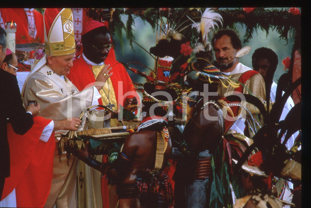 35mm vintage slide* 1984 NEW GUINEA Gifts for GIOVANNI PAOLO II  Diapositiva d'epoca, in formato 35 mm.CONDIZIONI: GOODE' severamente vietata la riproduzione. Tutti i diritti sono riservati.Nella diapositiva ICharta mette in vendita, sul negozio eBay e in esclusiva sul sito "icharta" il proprio archivio composto da numerose diapositive e negativi fotografici d'epoca, tutti originali e autentici, che attraversano la storia del costume italiano tra gli la fine degli anni Sessanta e Novanta.Si tratta di uno sguardo inedito sull'attualit&agrave;, la politica, la vita quotidiana, il gossip e la cultura, che fotografa il cambiamento della nazione in quest'ultimo scorcio del XX secolo. Un'occasione unica per il mercato del collezionismo, che vede finalmente disponibile un archivio eccezionale per vastit&agrave;, tematiche e condizioni, in un settore (il negativo fotografico e la diapositiva) di assoluta novit&agrave; e dalle interessanti prospettive di investimento.  FAIR/discreto   originale e autentica 1