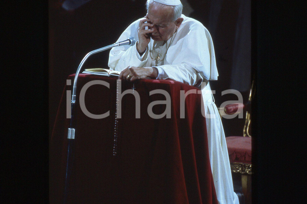 35mm vintage slide* 1995 BELGIUM Pope GIOVANNI PAOLO II  Diapositiva d'epoca, in formato 35 mm.CONDIZIONI: GOODE' severamente vietata la riproduzione. Tutti i diritti sono riservati.Nella diapositiva ICharta mette in vendita, sul negozio eBay e in esclusiva sul sito "icharta" il proprio archivio composto da numerose diapositive e negativi fotografici d'epoca, tutti originali e autentici, che attraversano la storia del costume italiano tra gli la fine degli anni Sessanta e Novanta.Si tratta di uno sguardo inedito sull'attualit&agrave;, la politica, la vita quotidiana, il gossip e la cultura, che fotografa il cambiamento della nazione in quest'ultimo scorcio del XX secolo. Un'occasione unica per il mercato del collezionismo, che vede finalmente disponibile un archivio eccezionale per vastit&agrave;, tematiche e condizioni, in un settore (il negativo fotografico e la diapositiva) di assoluta novit&agrave; e dalle interessanti prospettive di investimento.  FAIR/discreto   originale e autentica 1