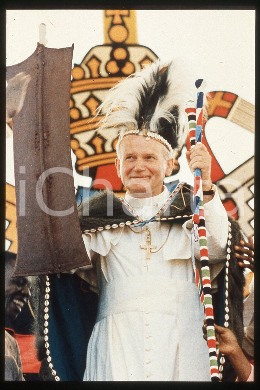 35mm vintage slide* 1980 BRASIL Pope GIOVANNI PAOLO II  Diapositiva d'epoca, in formato 35 mm.CONDIZIONI: GOODE' severamente vietata la riproduzione. Tutti i diritti sono riservati.Nella diapositiva ICharta mette in vendita, sul negozio eBay e in esclusiva sul sito "icharta" il proprio archivio composto da numerose diapositive e negativi fotografici d'epoca, tutti originali e autentici, che attraversano la storia del costume italiano tra gli la fine degli anni Sessanta e Novanta.Si tratta di uno sguardo inedito sull'attualit&agrave;, la politica, la vita quotidiana, il gossip e la cultura, che fotografa il cambiamento della nazione in quest'ultimo scorcio del XX secolo. Un'occasione unica per il mercato del collezionismo, che vede finalmente disponibile un archivio eccezionale per vastit&agrave;, tematiche e condizioni, in un settore (il negativo fotografico e la diapositiva) di assoluta novit&agrave; e dalle interessanti prospettive di investimento.  FAIR/discreto   originale e autentica 1