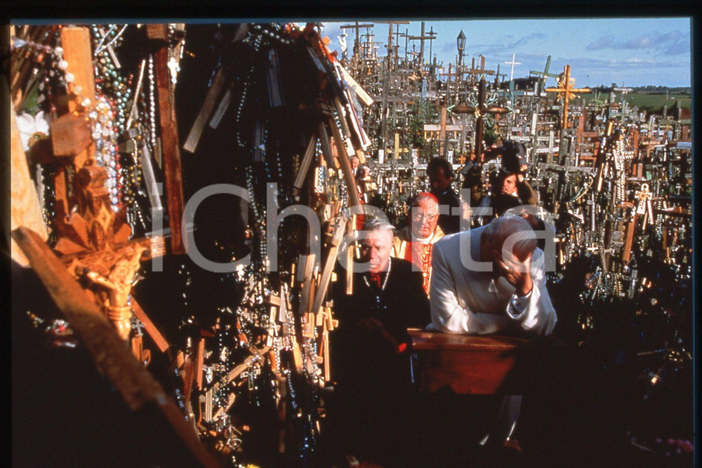 35mm vintage slide*1993 LITHUANIA Hill of Crosses GIOVANNI PAOLO II  Diapositiva d'epoca, in formato 35 mm.CONDIZIONI: GOODE' severamente vietata la riproduzione. Tutti i diritti sono riservati.Nella diapositiva ICharta mette in vendita, sul negozio eBay e in esclusiva sul sito "icharta" il proprio archivio composto da numerose diapositive e negativi fotografici d'epoca, tutti originali e autentici, che attraversano la storia del costume italiano tra gli la fine degli anni Sessanta e Novanta.Si tratta di uno sguardo inedito sull'attualit&agrave;, la politica, la vita quotidiana, il gossip e la cultura, che fotografa il cambiamento della nazione in quest'ultimo scorcio del XX secolo. Un'occasione unica per il mercato del collezionismo, che vede finalmente disponibile un archivio eccezionale per vastit&agrave;, tematiche e condizioni, in un settore (il negativo fotografico e la diapositiva) di assoluta novit&agrave; e dalle interessanti prospettive di investimento.  FAIR/discreto   originale e autentica 1