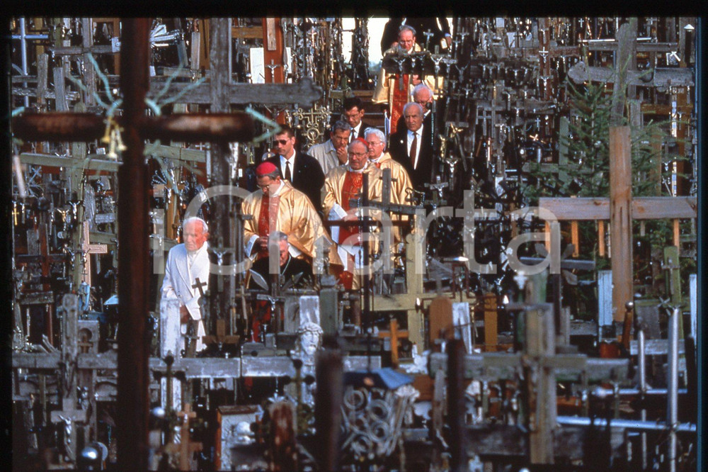 35mm vintage slide*1993 LITHUANIA Hill of Crosses GIOVANNI PAOLO II (1)  Diapositiva d'epoca, in formato 35 mm.CONDIZIONI: GOODE' severamente vietata la riproduzione. Tutti i diritti sono riservati.Nella diapositiva ICharta mette in vendita, sul negozio eBay e in esclusiva sul sito "icharta" il proprio archivio composto da numerose diapositive e negativi fotografici d'epoca, tutti originali e autentici, che attraversano la storia del costume italiano tra gli la fine degli anni Sessanta e Novanta.Si tratta di uno sguardo inedito sull'attualit&agrave;, la politica, la vita quotidiana, il gossip e la cultura, che fotografa il cambiamento della nazione in quest'ultimo scorcio del XX secolo. Un'occasione unica per il mercato del collezionismo, che vede finalmente disponibile un archivio eccezionale per vastit&agrave;, tematiche e condizioni, in un settore (il negativo fotografico e la diapositiva) di assoluta novit&agrave; e dalle interessanti prospettive di investimento.  FAIR/discreto   originale e autentica 1