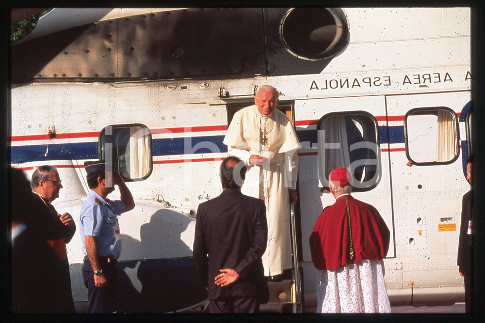 35mm vintage slide*  1993 SPAIN Arrive of GIOVANNI PAOLO II (2)  Diapositiva d'epoca, in formato 35 mm.CONDIZIONI: GOODE' severamente vietata la riproduzione. Tutti i diritti sono riservati.Nella diapositiva ICharta mette in vendita, sul negozio eBay e in esclusiva sul sito "icharta" il proprio archivio composto da numerose diapositive e negativi fotografici d'epoca, tutti originali e autentici, che attraversano la storia del costume italiano tra gli la fine degli anni Sessanta e Novanta.Si tratta di uno sguardo inedito sull'attualit&agrave;, la politica, la vita quotidiana, il gossip e la cultura, che fotografa il cambiamento della nazione in quest'ultimo scorcio del XX secolo. Un'occasione unica per il mercato del collezionismo, che vede finalmente disponibile un archivio eccezionale per vastit&agrave;, tematiche e condizioni, in un settore (il negativo fotografico e la diapositiva) di assoluta novit&agrave; e dalle interessanti prospettive di investimento.  FAIR/discreto   originale e autentica 1