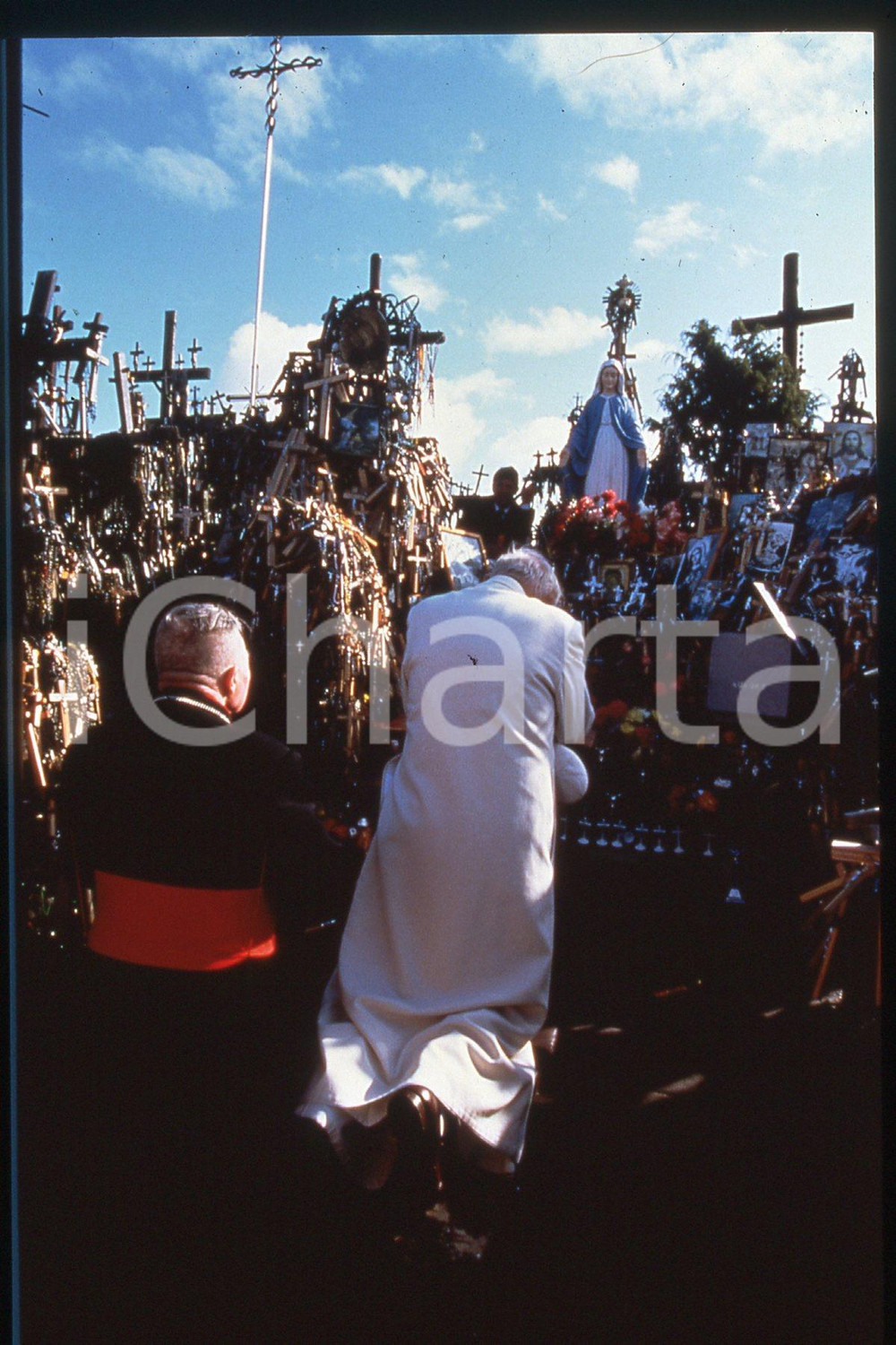35mm vintage slide*1993 Lithuania GIOVANNI PAOLO II the mounting of the crosses3  Diapositiva d'epoca, in formato 35 mm.CONDIZIONI: GOODE' severamente vietata la riproduzione. Tutti i diritti sono riservati.Nella diapositiva ICharta mette in vendita, sul negozio eBay e in esclusiva sul sito "icharta" il proprio archivio composto da numerose diapositive e negativi fotografici d'epoca, tutti originali e autentici, che attraversano la storia del costume italiano tra gli la fine degli anni Sessanta e Novanta.Si tratta di uno sguardo inedito sull'attualit&agrave;, la politica, la vita quotidiana, il gossip e la cultura, che fotografa il cambiamento della nazione in quest'ultimo scorcio del XX secolo. Un'occasione unica per il mercato del collezionismo, che vede finalmente disponibile un archivio eccezionale per vastit&agrave;, tematiche e condizioni, in un settore (il negativo fotografico e la diapositiva) di assoluta novit&agrave; e dalle interessanti prospettive di investimento.  FAIR/discreto   originale e autentica 1