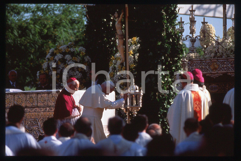 35mm vintage slide* 1993 - Spain- GIOVANNI PAOLO II visit (3)  Diapositiva d'epoca, in formato 35 mm.CONDIZIONI: GOODE' severamente vietata la riproduzione. Tutti i diritti sono riservati.Nella diapositiva ICharta mette in vendita, sul negozio eBay e in esclusiva sul sito "icharta" il proprio archivio composto da numerose diapositive e negativi fotografici d'epoca, tutti originali e autentici, che attraversano la storia del costume italiano tra gli la fine degli anni Sessanta e Novanta.Si tratta di uno sguardo inedito sull'attualit&agrave;, la politica, la vita quotidiana, il gossip e la cultura, che fotografa il cambiamento della nazione in quest'ultimo scorcio del XX secolo. Un'occasione unica per il mercato del collezionismo, che vede finalmente disponibile un archivio eccezionale per vastit&agrave;, tematiche e condizioni, in un settore (il negativo fotografico e la diapositiva) di assoluta novit&agrave; e dalle interessanti prospettive di investimento.  FAIR/discreto   originale e autentica 1