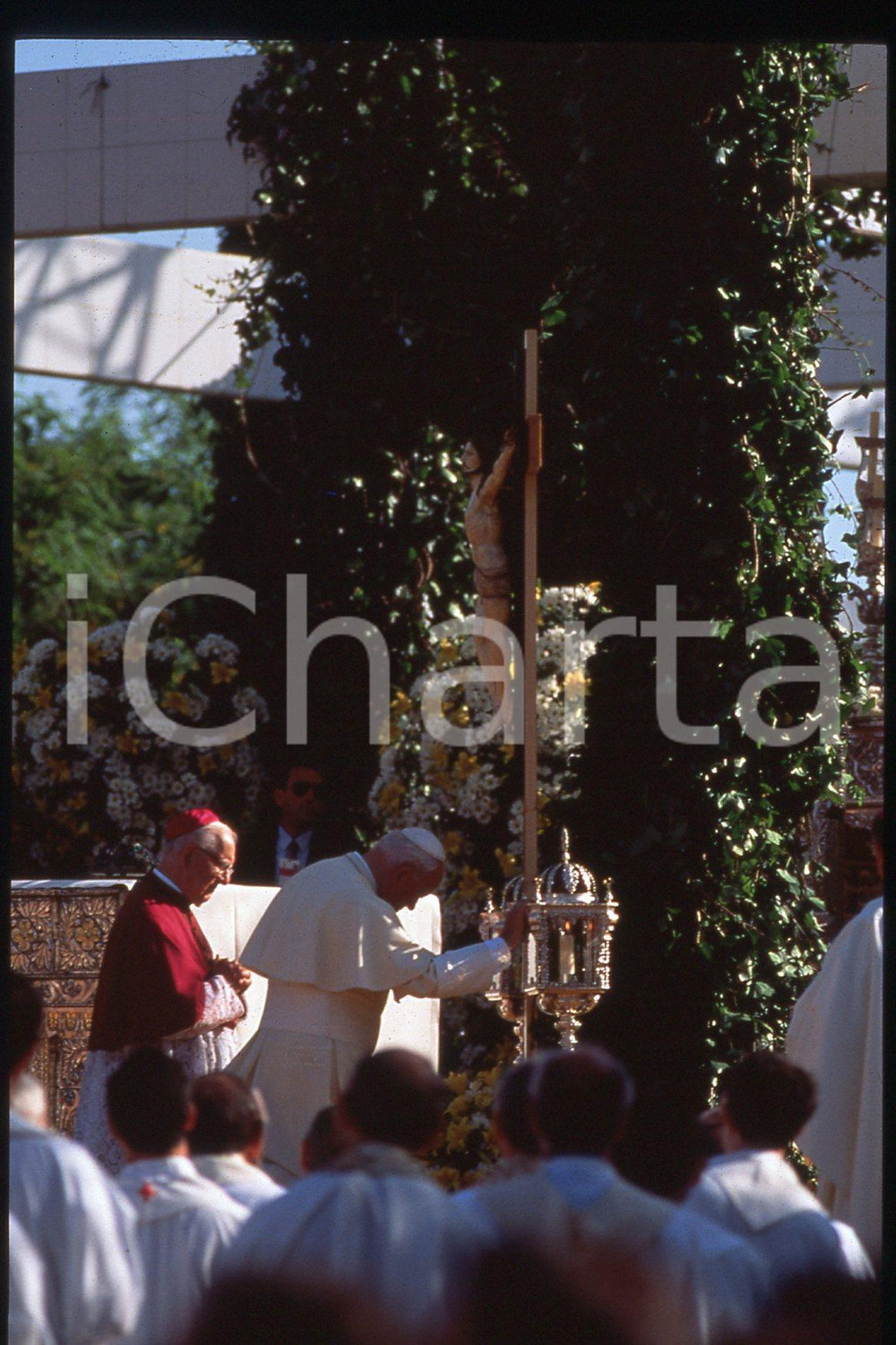 35mm vintage slide* 1993 - Spain- GIOVANNI PAOLO II ceremony  Diapositiva d'epoca, in formato 35 mm.CONDIZIONI: GOODE' severamente vietata la riproduzione. Tutti i diritti sono riservati.Nella diapositiva ICharta mette in vendita, sul negozio eBay e in esclusiva sul sito "icharta" il proprio archivio composto da numerose diapositive e negativi fotografici d'epoca, tutti originali e autentici, che attraversano la storia del costume italiano tra gli la fine degli anni Sessanta e Novanta.Si tratta di uno sguardo inedito sull'attualit&agrave;, la politica, la vita quotidiana, il gossip e la cultura, che fotografa il cambiamento della nazione in quest'ultimo scorcio del XX secolo. Un'occasione unica per il mercato del collezionismo, che vede finalmente disponibile un archivio eccezionale per vastit&agrave;, tematiche e condizioni, in un settore (il negativo fotografico e la diapositiva) di assoluta novit&agrave; e dalle interessanti prospettive di investimento.  FAIR/discreto   originale e autentica 1