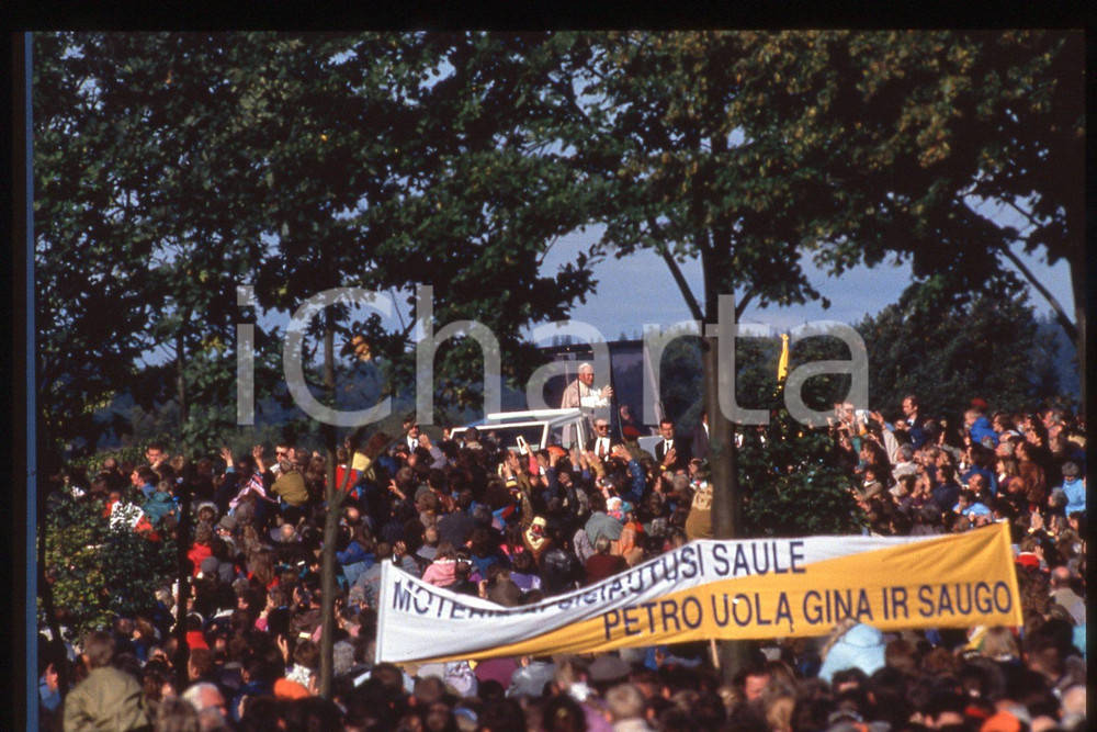 35mm vintage slide* 1993 Lithuania GIOVANNI PAOLO II people  Diapositiva d'epoca, in formato 35 mm.CONDIZIONI: GOODE' severamente vietata la riproduzione. Tutti i diritti sono riservati.Nella diapositiva ICharta mette in vendita, sul negozio eBay e in esclusiva sul sito "icharta" il proprio archivio composto da numerose diapositive e negativi fotografici d'epoca, tutti originali e autentici, che attraversano la storia del costume italiano tra gli la fine degli anni Sessanta e Novanta.Si tratta di uno sguardo inedito sull'attualit&agrave;, la politica, la vita quotidiana, il gossip e la cultura, che fotografa il cambiamento della nazione in quest'ultimo scorcio del XX secolo. Un'occasione unica per il mercato del collezionismo, che vede finalmente disponibile un archivio eccezionale per vastit&agrave;, tematiche e condizioni, in un settore (il negativo fotografico e la diapositiva) di assoluta novit&agrave; e dalle interessanti prospettive di investimento.  FAIR/discreto   originale e autentica 1