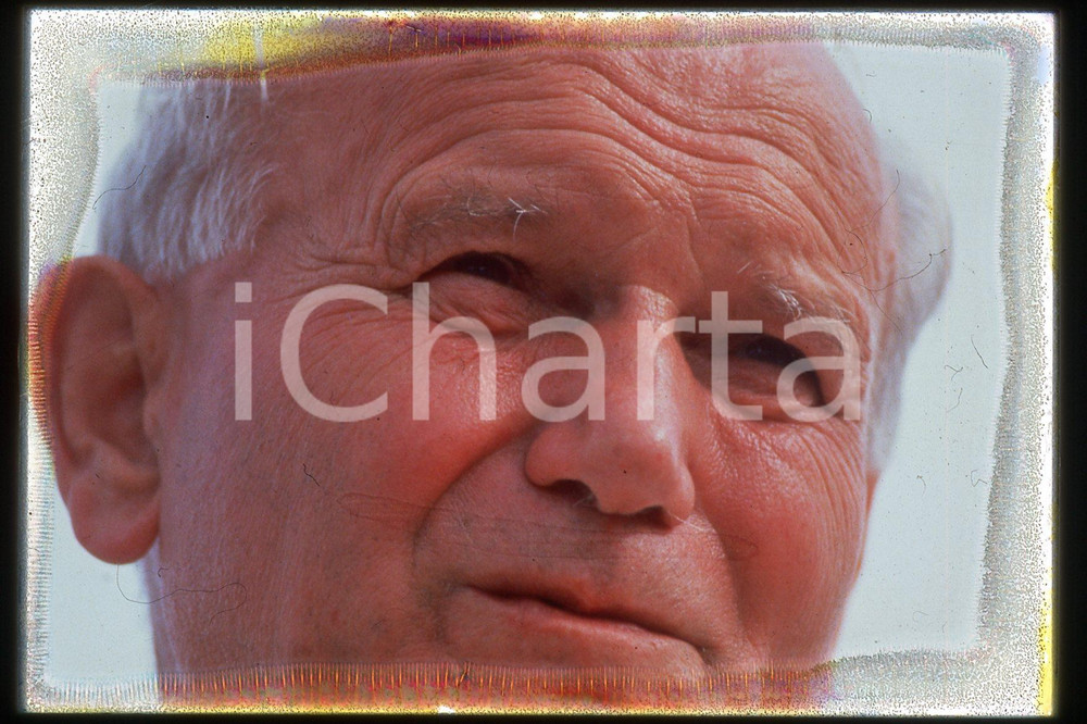 35mm vintage slide* 1995 Vatican GIOVANNI PAOLO II  Diapositiva d'epoca, in formato 35 mm.CONDIZIONI: GOODE' severamente vietata la riproduzione. Tutti i diritti sono riservati.Nella diapositiva ICharta mette in vendita, sul negozio eBay e in esclusiva sul sito "icharta" il proprio archivio composto da numerose diapositive e negativi fotografici d'epoca, tutti originali e autentici, che attraversano la storia del costume italiano tra gli la fine degli anni Sessanta e Novanta.Si tratta di uno sguardo inedito sull'attualit&agrave;, la politica, la vita quotidiana, il gossip e la cultura, che fotografa il cambiamento della nazione in quest'ultimo scorcio del XX secolo. Un'occasione unica per il mercato del collezionismo, che vede finalmente disponibile un archivio eccezionale per vastit&agrave;, tematiche e condizioni, in un settore (il negativo fotografico e la diapositiva) di assoluta novit&agrave; e dalle interessanti prospettive di investimento.  FAIR/discreto   originale e autentica 1