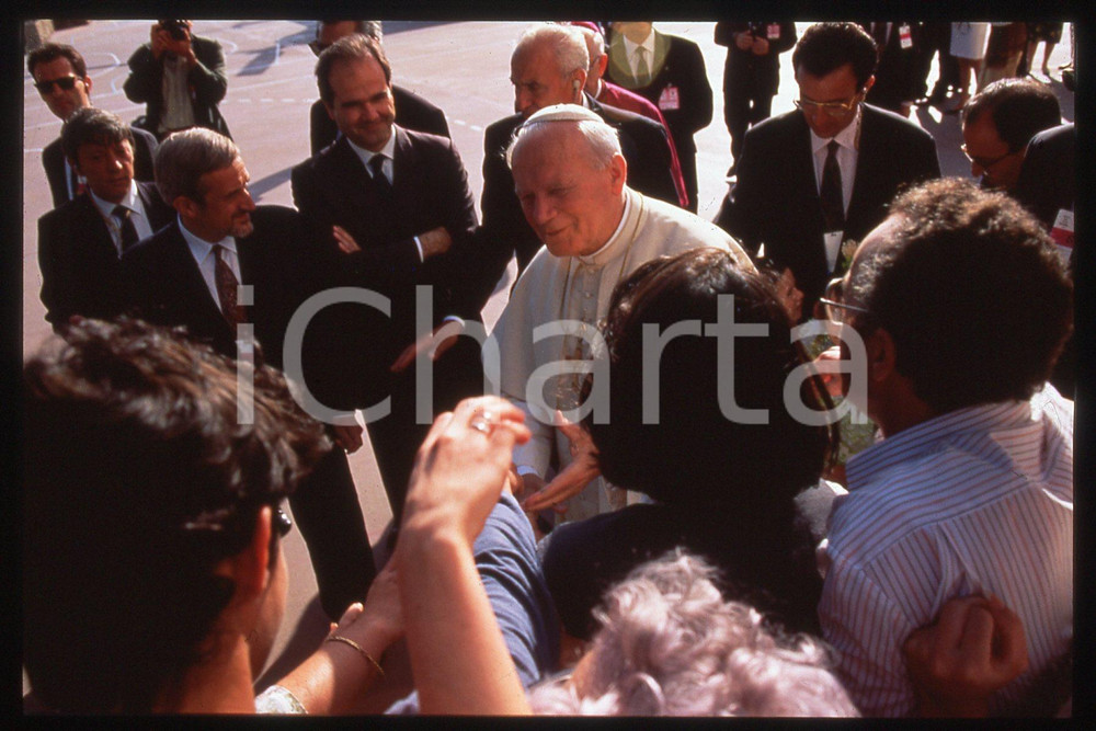 35mm vintage slide*  1993 - Spain- GIOVANNI PAOLO II people  Diapositiva d'epoca, in formato 35 mm.CONDIZIONI: GOODE' severamente vietata la riproduzione. Tutti i diritti sono riservati.Nella diapositiva ICharta mette in vendita, sul negozio eBay e in esclusiva sul sito "icharta" il proprio archivio composto da numerose diapositive e negativi fotografici d'epoca, tutti originali e autentici, che attraversano la storia del costume italiano tra gli la fine degli anni Sessanta e Novanta.Si tratta di uno sguardo inedito sull'attualit&agrave;, la politica, la vita quotidiana, il gossip e la cultura, che fotografa il cambiamento della nazione in quest'ultimo scorcio del XX secolo. Un'occasione unica per il mercato del collezionismo, che vede finalmente disponibile un archivio eccezionale per vastit&agrave;, tematiche e condizioni, in un settore (il negativo fotografico e la diapositiva) di assoluta novit&agrave; e dalle interessanti prospettive di investimento.  FAIR/discreto   originale e autentica 1