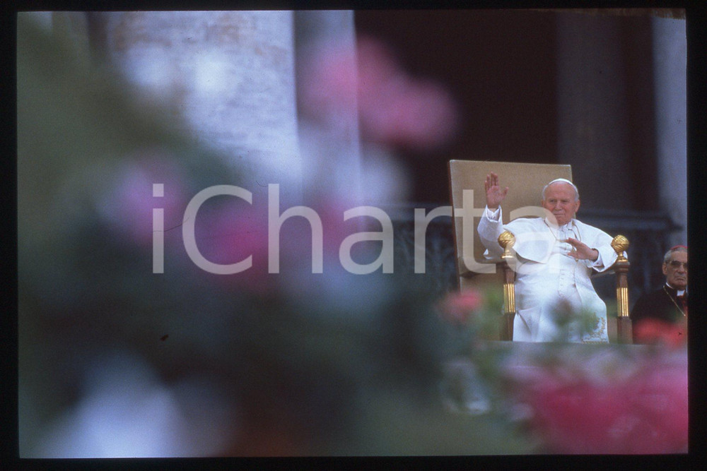 35mm vintage slide*  1994 - Vatican- GIOVANNI PAOLO II  Diapositiva d'epoca, in formato 35 mm.CONDIZIONI: GOODE' severamente vietata la riproduzione. Tutti i diritti sono riservati.Nella diapositiva ICharta mette in vendita, sul negozio eBay e in esclusiva sul sito "icharta" il proprio archivio composto da numerose diapositive e negativi fotografici d'epoca, tutti originali e autentici, che attraversano la storia del costume italiano tra gli la fine degli anni Sessanta e Novanta.Si tratta di uno sguardo inedito sull'attualit&agrave;, la politica, la vita quotidiana, il gossip e la cultura, che fotografa il cambiamento della nazione in quest'ultimo scorcio del XX secolo. Un'occasione unica per il mercato del collezionismo, che vede finalmente disponibile un archivio eccezionale per vastit&agrave;, tematiche e condizioni, in un settore (il negativo fotografico e la diapositiva) di assoluta novit&agrave; e dalle interessanti prospettive di investimento.  FAIR/discreto   originale e autentica 1