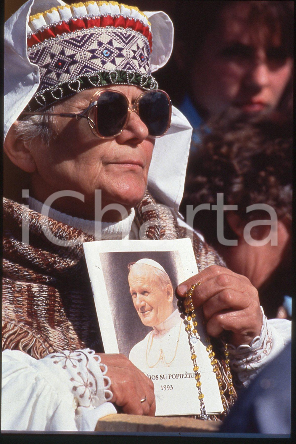 35mm vintage slide* 1993 Lithuania Kaunas GIOVANNI PAOLO II people  Diapositiva d'epoca, in formato 35 mm.CONDIZIONI: GOODE' severamente vietata la riproduzione. Tutti i diritti sono riservati.Nella diapositiva ICharta mette in vendita, sul negozio eBay e in esclusiva sul sito "icharta" il proprio archivio composto da numerose diapositive e negativi fotografici d'epoca, tutti originali e autentici, che attraversano la storia del costume italiano tra gli la fine degli anni Sessanta e Novanta.Si tratta di uno sguardo inedito sull'attualit&agrave;, la politica, la vita quotidiana, il gossip e la cultura, che fotografa il cambiamento della nazione in quest'ultimo scorcio del XX secolo. Un'occasione unica per il mercato del collezionismo, che vede finalmente disponibile un archivio eccezionale per vastit&agrave;, tematiche e condizioni, in un settore (il negativo fotografico e la diapositiva) di assoluta novit&agrave; e dalle interessanti prospettive di investimento.  FAIR/discreto   originale e autentica 1