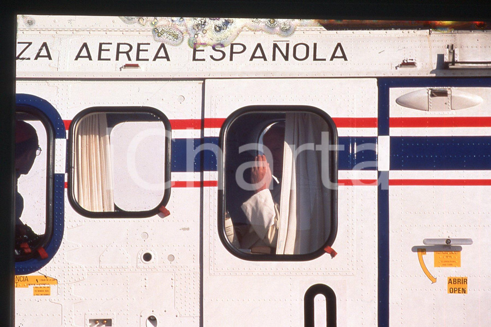 35mm vintage slide* 1993 - Spain- GIOVANNI PAOLO II voyage (3)  Diapositiva d'epoca, in formato 35 mm.CONDIZIONI: GOODE' severamente vietata la riproduzione. Tutti i diritti sono riservati.Nella diapositiva ICharta mette in vendita, sul negozio eBay e in esclusiva sul sito "icharta" il proprio archivio composto da numerose diapositive e negativi fotografici d'epoca, tutti originali e autentici, che attraversano la storia del costume italiano tra gli la fine degli anni Sessanta e Novanta.Si tratta di uno sguardo inedito sull'attualit&agrave;, la politica, la vita quotidiana, il gossip e la cultura, che fotografa il cambiamento della nazione in quest'ultimo scorcio del XX secolo. Un'occasione unica per il mercato del collezionismo, che vede finalmente disponibile un archivio eccezionale per vastit&agrave;, tematiche e condizioni, in un settore (il negativo fotografico e la diapositiva) di assoluta novit&agrave; e dalle interessanti prospettive di investimento.  FAIR/discreto   originale e autentica 1