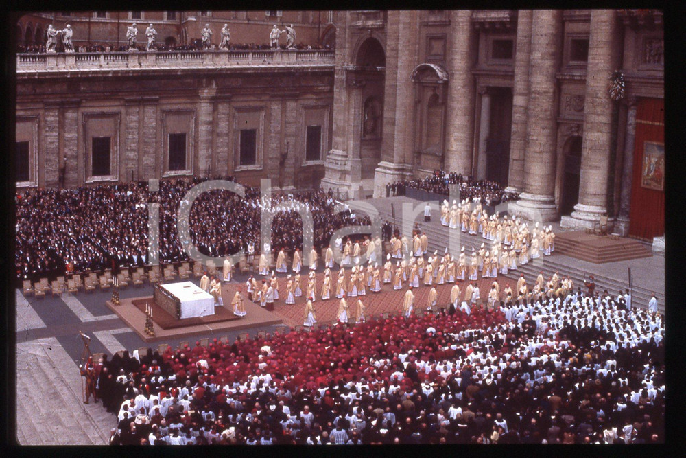 35mm vintage slide* 1978 VATICANO Elezione di GIOVANNI PAOLO II (2)  Diapositiva d'epoca, in formato 35 mm.CONDIZIONI: GOODE' severamente vietata la riproduzione. Tutti i diritti sono riservati.Nella diapositiva ICharta mette in vendita, sul negozio eBay e in esclusiva sul sito "icharta" il proprio archivio composto da numerose diapositive e negativi fotografici d'epoca, tutti originali e autentici, che attraversano la storia del costume italiano tra gli la fine degli anni Sessanta e Novanta.Si tratta di uno sguardo inedito sull'attualit&agrave;, la politica, la vita quotidiana, il gossip e la cultura, che fotografa il cambiamento della nazione in quest'ultimo scorcio del XX secolo. Un'occasione unica per il mercato del collezionismo, che vede finalmente disponibile un archivio eccezionale per vastit&agrave;, tematiche e condizioni, in un settore (il negativo fotografico e la diapositiva) di assoluta novit&agrave; e dalle interessanti prospettive di investimento.  FAIR/discreto   originale e autentica 1