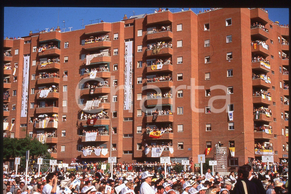 35mm vintage slide* 1993 SPAIN People for Pope GIOVANNI PAOLO II  Diapositiva d'epoca, in formato 35 mm.CONDIZIONI: GOODE' severamente vietata la riproduzione. Tutti i diritti sono riservati.Nella diapositiva ICharta mette in vendita, sul negozio eBay e in esclusiva sul sito "icharta" il proprio archivio composto da numerose diapositive e negativi fotografici d'epoca, tutti originali e autentici, che attraversano la storia del costume italiano tra gli la fine degli anni Sessanta e Novanta.Si tratta di uno sguardo inedito sull'attualit&agrave;, la politica, la vita quotidiana, il gossip e la cultura, che fotografa il cambiamento della nazione in quest'ultimo scorcio del XX secolo. Un'occasione unica per il mercato del collezionismo, che vede finalmente disponibile un archivio eccezionale per vastit&agrave;, tematiche e condizioni, in un settore (il negativo fotografico e la diapositiva) di assoluta novit&agrave; e dalle interessanti prospettive di investimento.  FAIR/discreto   originale e autentica 1