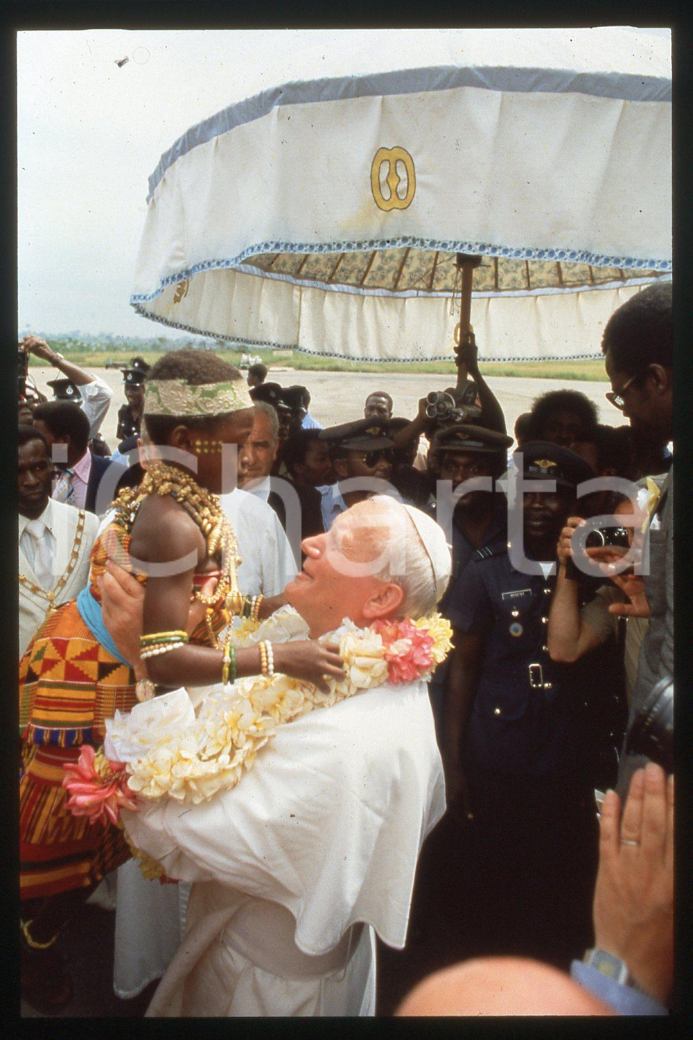 35mm vintage slide* 1980 GHANA - AFRICA Pope GIOVANNI PAOLO II  Diapositiva d'epoca, in formato 35 mm.CONDIZIONI: GOODE' severamente vietata la riproduzione. Tutti i diritti sono riservati.Nella diapositiva ICharta mette in vendita, sul negozio eBay e in esclusiva sul sito "icharta" il proprio archivio composto da numerose diapositive e negativi fotografici d'epoca, tutti originali e autentici, che attraversano la storia del costume italiano tra gli la fine degli anni Sessanta e Novanta.Si tratta di uno sguardo inedito sull'attualit&agrave;, la politica, la vita quotidiana, il gossip e la cultura, che fotografa il cambiamento della nazione in quest'ultimo scorcio del XX secolo. Un'occasione unica per il mercato del collezionismo, che vede finalmente disponibile un archivio eccezionale per vastit&agrave;, tematiche e condizioni, in un settore (il negativo fotografico e la diapositiva) di assoluta novit&agrave; e dalle interessanti prospettive di investimento.  FAIR/discreto   originale e autentica 1