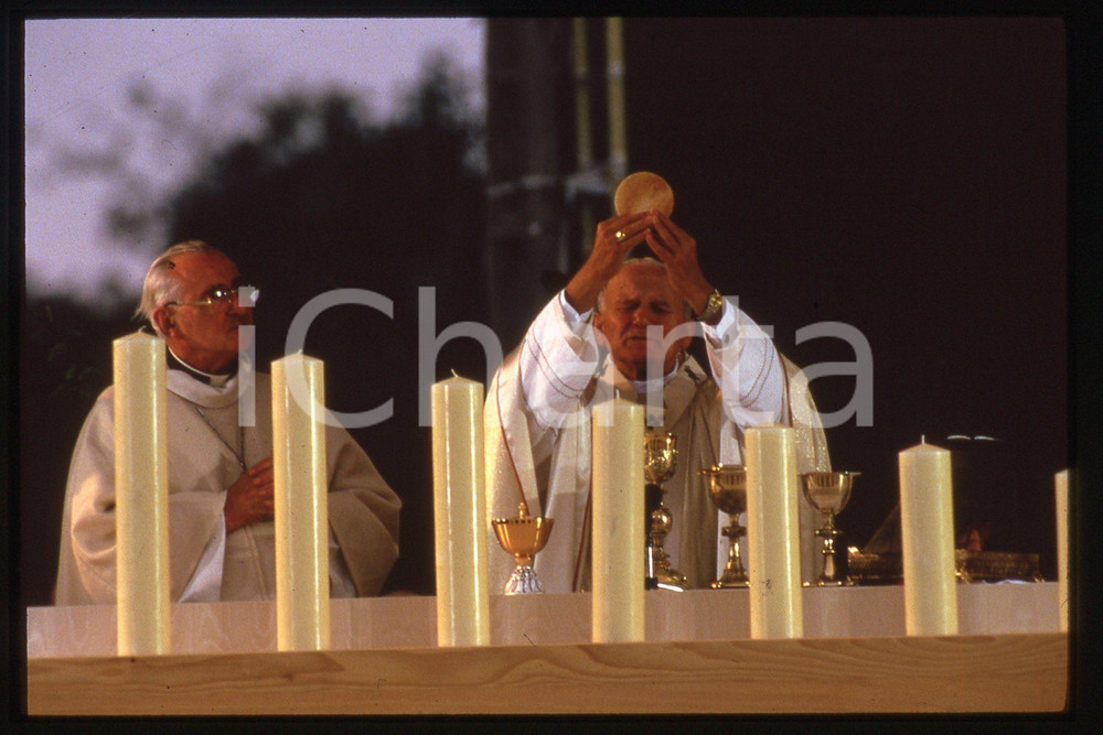 35mm vintage slide* 1986 ARS - FRANCE Messa di GIOVANNI PAOLO II  Diapositiva d'epoca, in formato 35 mm.CONDIZIONI: GOODE' severamente vietata la riproduzione. Tutti i diritti sono riservati.Nella diapositiva ICharta mette in vendita, sul negozio eBay e in esclusiva sul sito "icharta" il proprio archivio composto da numerose diapositive e negativi fotografici d'epoca, tutti originali e autentici, che attraversano la storia del costume italiano tra gli la fine degli anni Sessanta e Novanta.Si tratta di uno sguardo inedito sull'attualit&agrave;, la politica, la vita quotidiana, il gossip e la cultura, che fotografa il cambiamento della nazione in quest'ultimo scorcio del XX secolo. Un'occasione unica per il mercato del collezionismo, che vede finalmente disponibile un archivio eccezionale per vastit&agrave;, tematiche e condizioni, in un settore (il negativo fotografico e la diapositiva) di assoluta novit&agrave; e dalle interessanti prospettive di investimento.  FAIR/discreto   originale e autentica 1