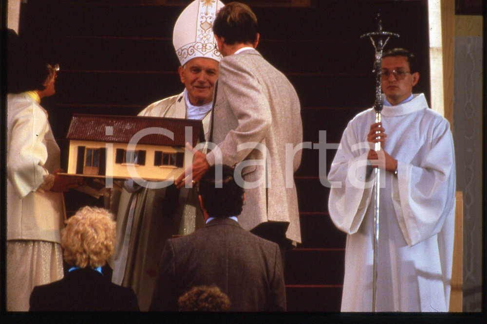 35mm vintage slide* 1986 ARS - FRANCE Pope GIOVANNI PAOLO II (2)  Diapositiva d'epoca, in formato 35 mm.CONDIZIONI: GOODE' severamente vietata la riproduzione. Tutti i diritti sono riservati.Nella diapositiva ICharta mette in vendita, sul negozio eBay e in esclusiva sul sito "icharta" il proprio archivio composto da numerose diapositive e negativi fotografici d'epoca, tutti originali e autentici, che attraversano la storia del costume italiano tra gli la fine degli anni Sessanta e Novanta.Si tratta di uno sguardo inedito sull'attualit&agrave;, la politica, la vita quotidiana, il gossip e la cultura, che fotografa il cambiamento della nazione in quest'ultimo scorcio del XX secolo. Un'occasione unica per il mercato del collezionismo, che vede finalmente disponibile un archivio eccezionale per vastit&agrave;, tematiche e condizioni, in un settore (il negativo fotografico e la diapositiva) di assoluta novit&agrave; e dalle interessanti prospettive di investimento.  FAIR/discreto   originale e autentica 1
