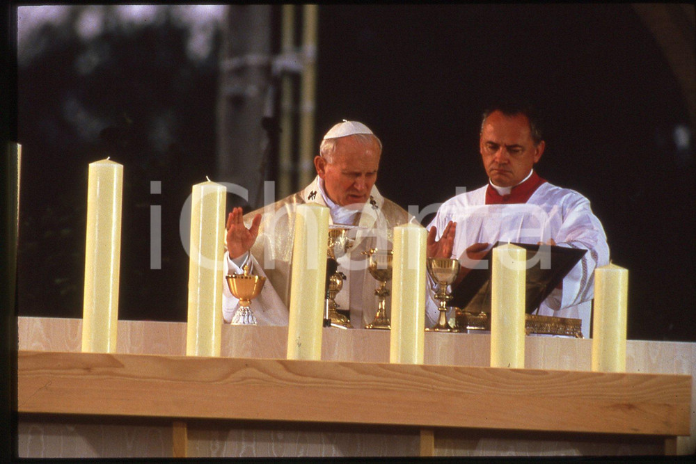 35mm vintage slide* 1986 ARS - FRANCE Messa di GIOVANNI PAOLO II (4)  Diapositiva d'epoca, in formato 35 mm.CONDIZIONI: GOODE' severamente vietata la riproduzione. Tutti i diritti sono riservati.Nella diapositiva ICharta mette in vendita, sul negozio eBay e in esclusiva sul sito "icharta" il proprio archivio composto da numerose diapositive e negativi fotografici d'epoca, tutti originali e autentici, che attraversano la storia del costume italiano tra gli la fine degli anni Sessanta e Novanta.Si tratta di uno sguardo inedito sull'attualit&agrave;, la politica, la vita quotidiana, il gossip e la cultura, che fotografa il cambiamento della nazione in quest'ultimo scorcio del XX secolo. Un'occasione unica per il mercato del collezionismo, che vede finalmente disponibile un archivio eccezionale per vastit&agrave;, tematiche e condizioni, in un settore (il negativo fotografico e la diapositiva) di assoluta novit&agrave; e dalle interessanti prospettive di investimento.  FAIR/discreto   originale e autentica 1