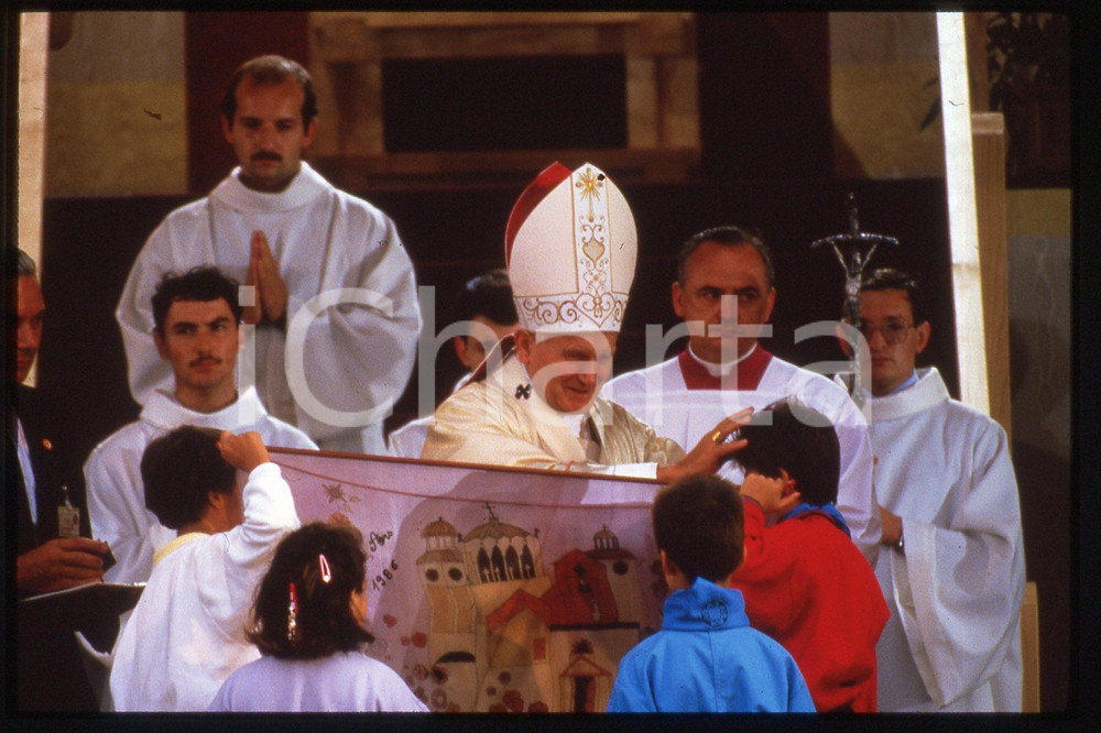 35mm vintage slide* 1986 ARS - FRANCE Pope GIOVANNI PAOLO II (5)  Diapositiva d'epoca, in formato 35 mm.CONDIZIONI: GOODE' severamente vietata la riproduzione. Tutti i diritti sono riservati.Nella diapositiva ICharta mette in vendita, sul negozio eBay e in esclusiva sul sito "icharta" il proprio archivio composto da numerose diapositive e negativi fotografici d'epoca, tutti originali e autentici, che attraversano la storia del costume italiano tra gli la fine degli anni Sessanta e Novanta.Si tratta di uno sguardo inedito sull'attualit&agrave;, la politica, la vita quotidiana, il gossip e la cultura, che fotografa il cambiamento della nazione in quest'ultimo scorcio del XX secolo. Un'occasione unica per il mercato del collezionismo, che vede finalmente disponibile un archivio eccezionale per vastit&agrave;, tematiche e condizioni, in un settore (il negativo fotografico e la diapositiva) di assoluta novit&agrave; e dalle interessanti prospettive di investimento.  FAIR/discreto   originale e autentica 1