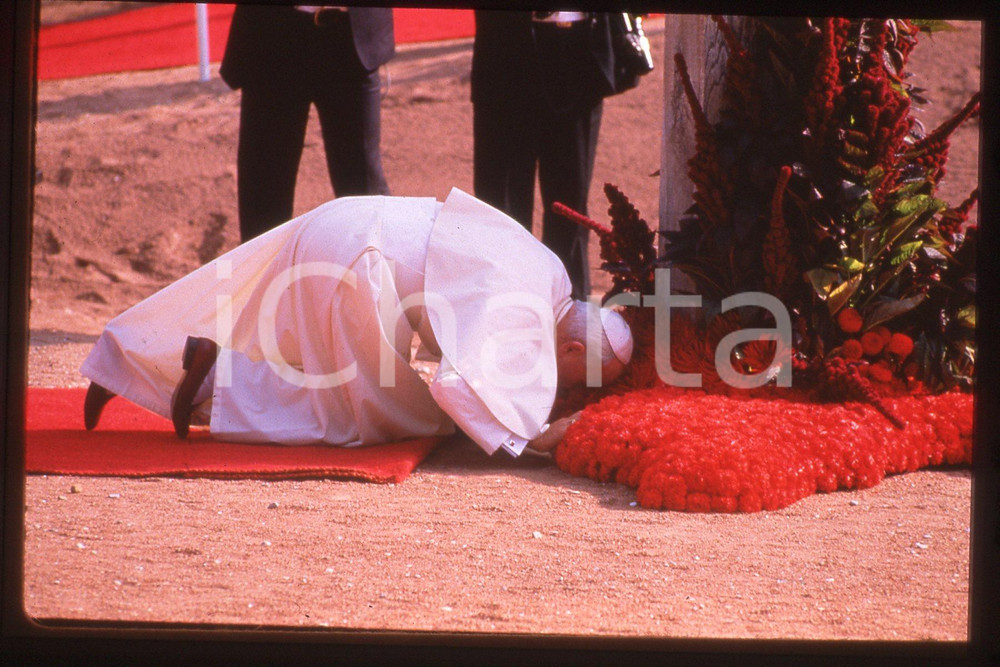 35mm vintage slide* 1986 FRANCE - ARS Pope GIOVANNI PAOLO II (12)  Diapositiva d'epoca, in formato 35 mm.CONDIZIONI: GOODE' severamente vietata la riproduzione. Tutti i diritti sono riservati.Nella diapositiva ICharta mette in vendita, sul negozio eBay e in esclusiva sul sito "icharta" il proprio archivio composto da numerose diapositive e negativi fotografici d'epoca, tutti originali e autentici, che attraversano la storia del costume italiano tra gli la fine degli anni Sessanta e Novanta.Si tratta di uno sguardo inedito sull'attualit&agrave;, la politica, la vita quotidiana, il gossip e la cultura, che fotografa il cambiamento della nazione in quest'ultimo scorcio del XX secolo. Un'occasione unica per il mercato del collezionismo, che vede finalmente disponibile un archivio eccezionale per vastit&agrave;, tematiche e condizioni, in un settore (il negativo fotografico e la diapositiva) di assoluta novit&agrave; e dalle interessanti prospettive di investimento.  FAIR/discreto   originale e autentica 1