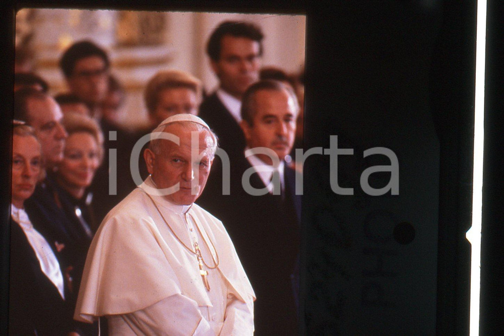 35mm vintage slide* 1986 COSTUME Papa GIOVANNI PAOLO II (14)  Diapositiva d'epoca, in formato 35 mm.CONDIZIONI: GOODE' severamente vietata la riproduzione. Tutti i diritti sono riservati.Nella diapositiva ICharta mette in vendita, sul negozio eBay e in esclusiva sul sito "icharta" il proprio archivio composto da numerose diapositive e negativi fotografici d'epoca, tutti originali e autentici, che attraversano la storia del costume italiano tra gli la fine degli anni Sessanta e Novanta.Si tratta di uno sguardo inedito sull'attualit&agrave;, la politica, la vita quotidiana, il gossip e la cultura, che fotografa il cambiamento della nazione in quest'ultimo scorcio del XX secolo. Un'occasione unica per il mercato del collezionismo, che vede finalmente disponibile un archivio eccezionale per vastit&agrave;, tematiche e condizioni, in un settore (il negativo fotografico e la diapositiva) di assoluta novit&agrave; e dalle interessanti prospettive di investimento.  FAIR/discreto   originale e autentica 1