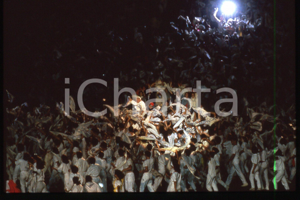 35mm vintage slide* 1986 LYON - FRANCE Pastoral visit GIOVANNI PAOLO II 1  Diapositiva d'epoca, in formato 35 mm.CONDIZIONI: GOODE' severamente vietata la riproduzione. Tutti i diritti sono riservati.Nella diapositiva ICharta mette in vendita, sul negozio eBay e in esclusiva sul sito "icharta" il proprio archivio composto da numerose diapositive e negativi fotografici d'epoca, tutti originali e autentici, che attraversano la storia del costume italiano tra gli la fine degli anni Sessanta e Novanta.Si tratta di uno sguardo inedito sull'attualit&agrave;, la politica, la vita quotidiana, il gossip e la cultura, che fotografa il cambiamento della nazione in quest'ultimo scorcio del XX secolo. Un'occasione unica per il mercato del collezionismo, che vede finalmente disponibile un archivio eccezionale per vastit&agrave;, tematiche e condizioni, in un settore (il negativo fotografico e la diapositiva) di assoluta novit&agrave; e dalle interessanti prospettive di investimento.  FAIR/discreto   originale e autentica 1