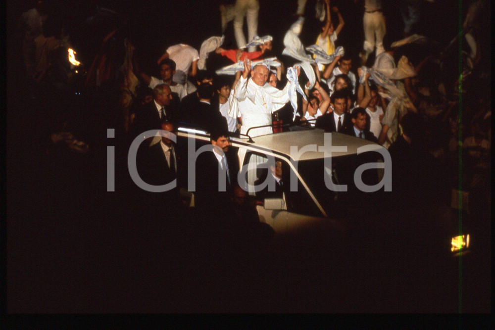 35mm vintage slide* 1986 LYON - FRANCE Pastoral visit of GIOVANNI PAOLO II (5)  Diapositiva d'epoca, in formato 35 mm.CONDIZIONI: GOODE' severamente vietata la riproduzione. Tutti i diritti sono riservati.Nella diapositiva ICharta mette in vendita, sul negozio eBay e in esclusiva sul sito "icharta" il proprio archivio composto da numerose diapositive e negativi fotografici d'epoca, tutti originali e autentici, che attraversano la storia del costume italiano tra gli la fine degli anni Sessanta e Novanta.Si tratta di uno sguardo inedito sull'attualit&agrave;, la politica, la vita quotidiana, il gossip e la cultura, che fotografa il cambiamento della nazione in quest'ultimo scorcio del XX secolo. Un'occasione unica per il mercato del collezionismo, che vede finalmente disponibile un archivio eccezionale per vastit&agrave;, tematiche e condizioni, in un settore (il negativo fotografico e la diapositiva) di assoluta novit&agrave; e dalle interessanti prospettive di investimento.  FAIR/discreto   originale e autentica 1