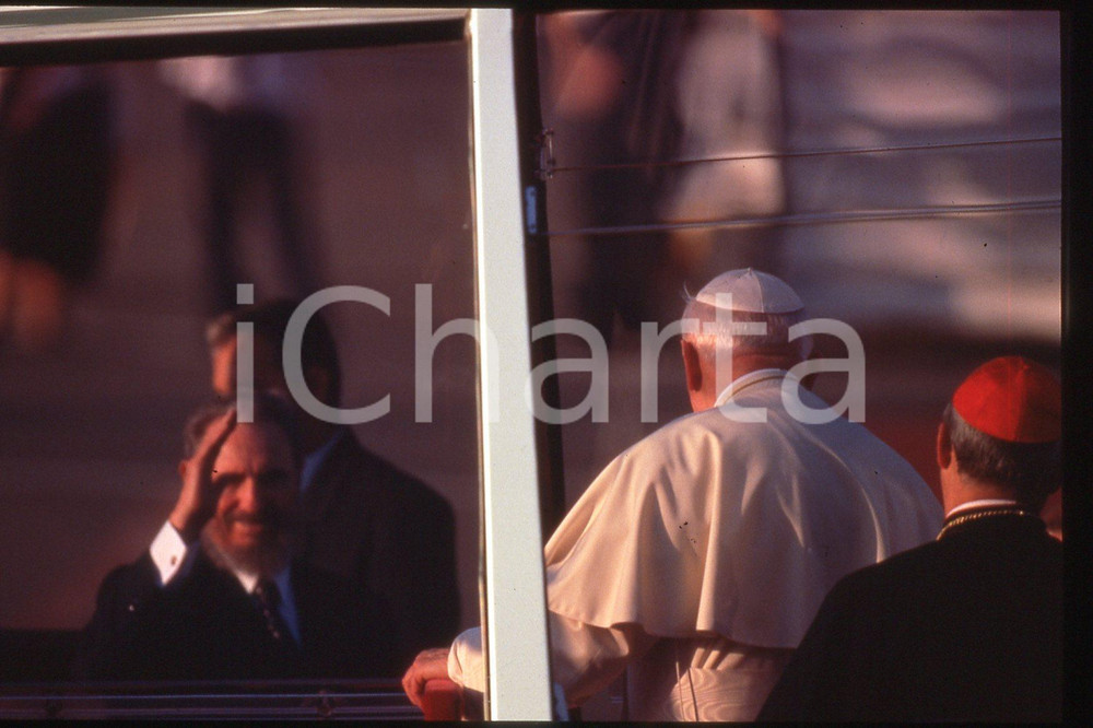 35mm vintage slide* 1998 CUBA - GIOVANNI PAOLO II and Fidel CASTRO (1)  Diapositiva d'epoca, in formato 35 mm.CONDIZIONI: GOODE' severamente vietata la riproduzione. Tutti i diritti sono riservati.Nella diapositiva ICharta mette in vendita, sul negozio eBay e in esclusiva sul sito "icharta" il proprio archivio composto da numerose diapositive e negativi fotografici d'epoca, tutti originali e autentici, che attraversano la storia del costume italiano tra gli la fine degli anni Sessanta e Novanta.Si tratta di uno sguardo inedito sull'attualit&agrave;, la politica, la vita quotidiana, il gossip e la cultura, che fotografa il cambiamento della nazione in quest'ultimo scorcio del XX secolo. Un'occasione unica per il mercato del collezionismo, che vede finalmente disponibile un archivio eccezionale per vastit&agrave;, tematiche e condizioni, in un settore (il negativo fotografico e la diapositiva) di assoluta novit&agrave; e dalle interessanti prospettive di investimento.  FAIR/discreto   originale e autentica 1