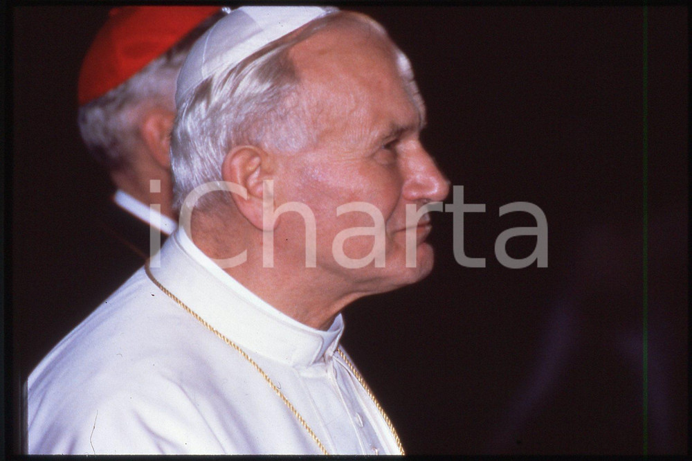 35mm vintage slide* 1986 LYON - FRANCE Pastoral visit of GIOVANNI PAOLO II (6)  Diapositiva d'epoca, in formato 35 mm.CONDIZIONI: GOODE' severamente vietata la riproduzione. Tutti i diritti sono riservati.Nella diapositiva ICharta mette in vendita, sul negozio eBay e in esclusiva sul sito "icharta" il proprio archivio composto da numerose diapositive e negativi fotografici d'epoca, tutti originali e autentici, che attraversano la storia del costume italiano tra gli la fine degli anni Sessanta e Novanta.Si tratta di uno sguardo inedito sull'attualit&agrave;, la politica, la vita quotidiana, il gossip e la cultura, che fotografa il cambiamento della nazione in quest'ultimo scorcio del XX secolo. Un'occasione unica per il mercato del collezionismo, che vede finalmente disponibile un archivio eccezionale per vastit&agrave;, tematiche e condizioni, in un settore (il negativo fotografico e la diapositiva) di assoluta novit&agrave; e dalle interessanti prospettive di investimento.  FAIR/discreto   originale e autentica 1