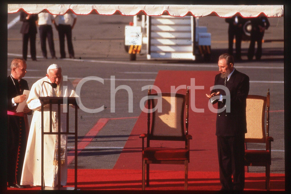 35mm vintage slide* 1998 CUBA - GIOVANNI PAOLO II and Fidel CASTRO (2)  Diapositiva d'epoca, in formato 35 mm.CONDIZIONI: GOODE' severamente vietata la riproduzione. Tutti i diritti sono riservati.Nella diapositiva ICharta mette in vendita, sul negozio eBay e in esclusiva sul sito "icharta" il proprio archivio composto da numerose diapositive e negativi fotografici d'epoca, tutti originali e autentici, che attraversano la storia del costume italiano tra gli la fine degli anni Sessanta e Novanta.Si tratta di uno sguardo inedito sull'attualit&agrave;, la politica, la vita quotidiana, il gossip e la cultura, che fotografa il cambiamento della nazione in quest'ultimo scorcio del XX secolo. Un'occasione unica per il mercato del collezionismo, che vede finalmente disponibile un archivio eccezionale per vastit&agrave;, tematiche e condizioni, in un settore (il negativo fotografico e la diapositiva) di assoluta novit&agrave; e dalle interessanti prospettive di investimento.  FAIR/discreto   originale e autentica 1