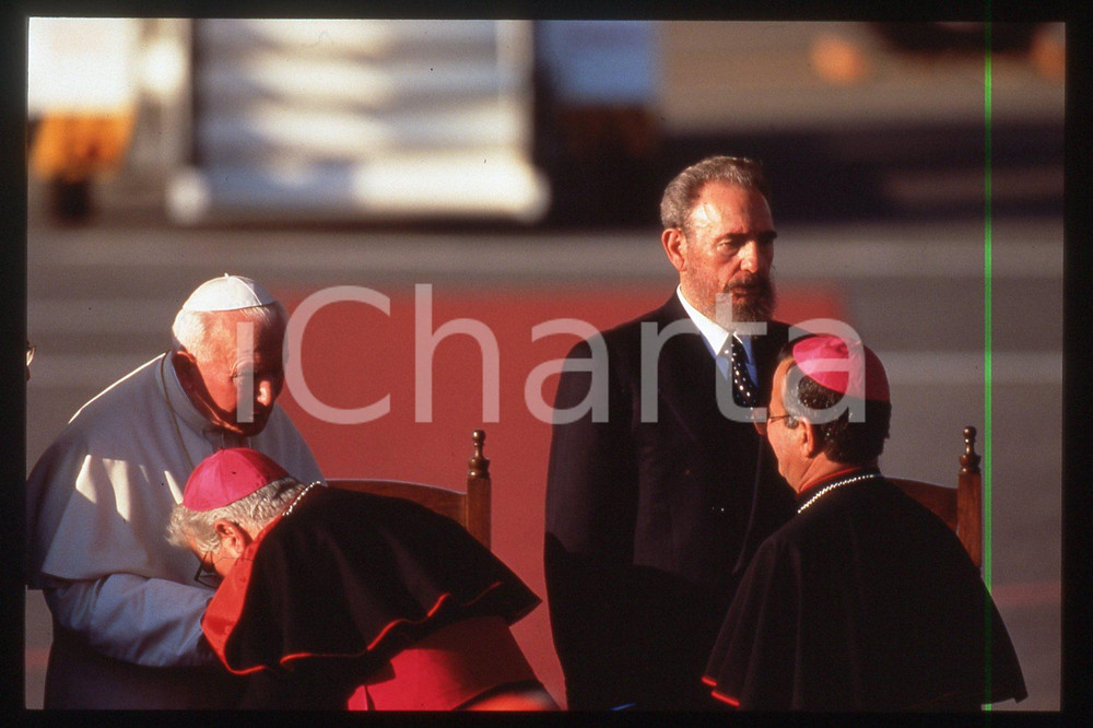 35mm vintage slide* 1998 CUBA - GIOVANNI PAOLO II and Fidel CASTRO (4)  Diapositiva d'epoca, in formato 35 mm.CONDIZIONI: GOODE' severamente vietata la riproduzione. Tutti i diritti sono riservati.Nella diapositiva ICharta mette in vendita, sul negozio eBay e in esclusiva sul sito "icharta" il proprio archivio composto da numerose diapositive e negativi fotografici d'epoca, tutti originali e autentici, che attraversano la storia del costume italiano tra gli la fine degli anni Sessanta e Novanta.Si tratta di uno sguardo inedito sull'attualit&agrave;, la politica, la vita quotidiana, il gossip e la cultura, che fotografa il cambiamento della nazione in quest'ultimo scorcio del XX secolo. Un'occasione unica per il mercato del collezionismo, che vede finalmente disponibile un archivio eccezionale per vastit&agrave;, tematiche e condizioni, in un settore (il negativo fotografico e la diapositiva) di assoluta novit&agrave; e dalle interessanti prospettive di investimento.  FAIR/discreto   originale e autentica 1