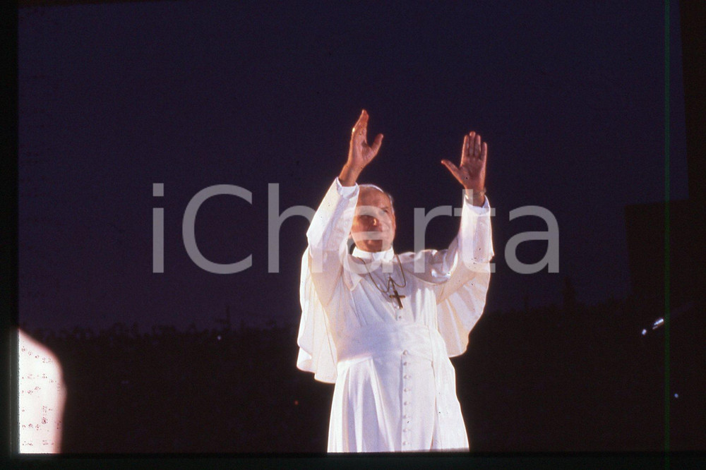 35mm vintage slide* 1986 LYON - FRANCE Pastoral visit of GIOVANNI PAOLO II (8)  Diapositiva d'epoca, in formato 35 mm.CONDIZIONI: GOODE' severamente vietata la riproduzione. Tutti i diritti sono riservati.Nella diapositiva ICharta mette in vendita, sul negozio eBay e in esclusiva sul sito "icharta" il proprio archivio composto da numerose diapositive e negativi fotografici d'epoca, tutti originali e autentici, che attraversano la storia del costume italiano tra gli la fine degli anni Sessanta e Novanta.Si tratta di uno sguardo inedito sull'attualit&agrave;, la politica, la vita quotidiana, il gossip e la cultura, che fotografa il cambiamento della nazione in quest'ultimo scorcio del XX secolo. Un'occasione unica per il mercato del collezionismo, che vede finalmente disponibile un archivio eccezionale per vastit&agrave;, tematiche e condizioni, in un settore (il negativo fotografico e la diapositiva) di assoluta novit&agrave; e dalle interessanti prospettive di investimento.  FAIR/discreto   originale e autentica 1