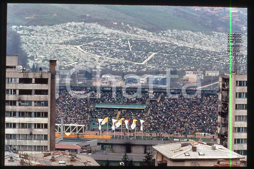 35mm vintage slide 1997 SARAJEVO - KOSEVO Visit of GIOVANNI PAOLO II  Diapositiva d'epoca, in formato 35 mm.CONDIZIONI: GOODE' severamente vietata la riproduzione. Tutti i diritti sono riservati.Nella diapositiva ICharta mette in vendita, sul negozio eBay e in esclusiva sul sito "icharta" il proprio archivio composto da numerose diapositive e negativi fotografici d'epoca, tutti originali e autentici, che attraversano la storia del costume italiano tra gli la fine degli anni Sessanta e Novanta.Si tratta di uno sguardo inedito sull'attualit&agrave;, la politica, la vita quotidiana, il gossip e la cultura, che fotografa il cambiamento della nazione in quest'ultimo scorcio del XX secolo. Un'occasione unica per il mercato del collezionismo, che vede finalmente disponibile un archivio eccezionale per vastit&agrave;, tematiche e condizioni, in un settore (il negativo fotografico e la diapositiva) di assoluta novit&agrave; e dalle interessanti prospettive di investimento.  FAIR/discreto   originale e autentica 1