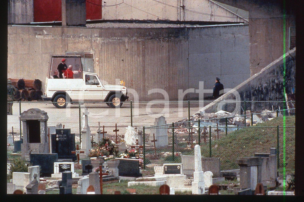 35mm vintage slide 1997 SARAJEVO - KOSEVO Visit of GIOVANNI PAOLO II (1)  Diapositiva d'epoca, in formato 35 mm.CONDIZIONI: GOODE' severamente vietata la riproduzione. Tutti i diritti sono riservati.Nella diapositiva ICharta mette in vendita, sul negozio eBay e in esclusiva sul sito "icharta" il proprio archivio composto da numerose diapositive e negativi fotografici d'epoca, tutti originali e autentici, che attraversano la storia del costume italiano tra gli la fine degli anni Sessanta e Novanta.Si tratta di uno sguardo inedito sull'attualit&agrave;, la politica, la vita quotidiana, il gossip e la cultura, che fotografa il cambiamento della nazione in quest'ultimo scorcio del XX secolo. Un'occasione unica per il mercato del collezionismo, che vede finalmente disponibile un archivio eccezionale per vastit&agrave;, tematiche e condizioni, in un settore (il negativo fotografico e la diapositiva) di assoluta novit&agrave; e dalle interessanti prospettive di investimento.  FAIR/discreto   originale e autentica 1