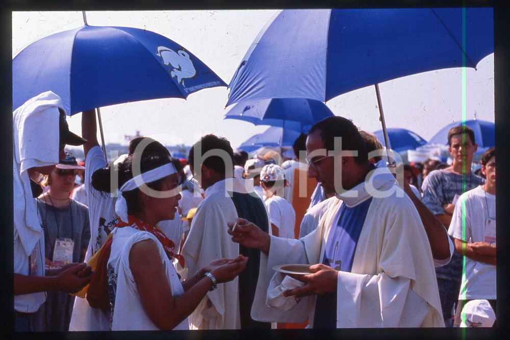 35mm vintage slide* 1997 LONGCHAMPS - GIOVANNI PAOLO II People at the mass  Diapositiva d'epoca, in formato 35 mm.CONDIZIONI: GOODE' severamente vietata la riproduzione. Tutti i diritti sono riservati.Nella diapositiva ICharta mette in vendita, sul negozio eBay e in esclusiva sul sito "icharta" il proprio archivio composto da numerose diapositive e negativi fotografici d'epoca, tutti originali e autentici, che attraversano la storia del costume italiano tra gli la fine degli anni Sessanta e Novanta.Si tratta di uno sguardo inedito sull'attualit&agrave;, la politica, la vita quotidiana, il gossip e la cultura, che fotografa il cambiamento della nazione in quest'ultimo scorcio del XX secolo. Un'occasione unica per il mercato del collezionismo, che vede finalmente disponibile un archivio eccezionale per vastit&agrave;, tematiche e condizioni, in un settore (il negativo fotografico e la diapositiva) di assoluta novit&agrave; e dalle interessanti prospettive di investimento.  FAIR/discreto   originale e autentica 1