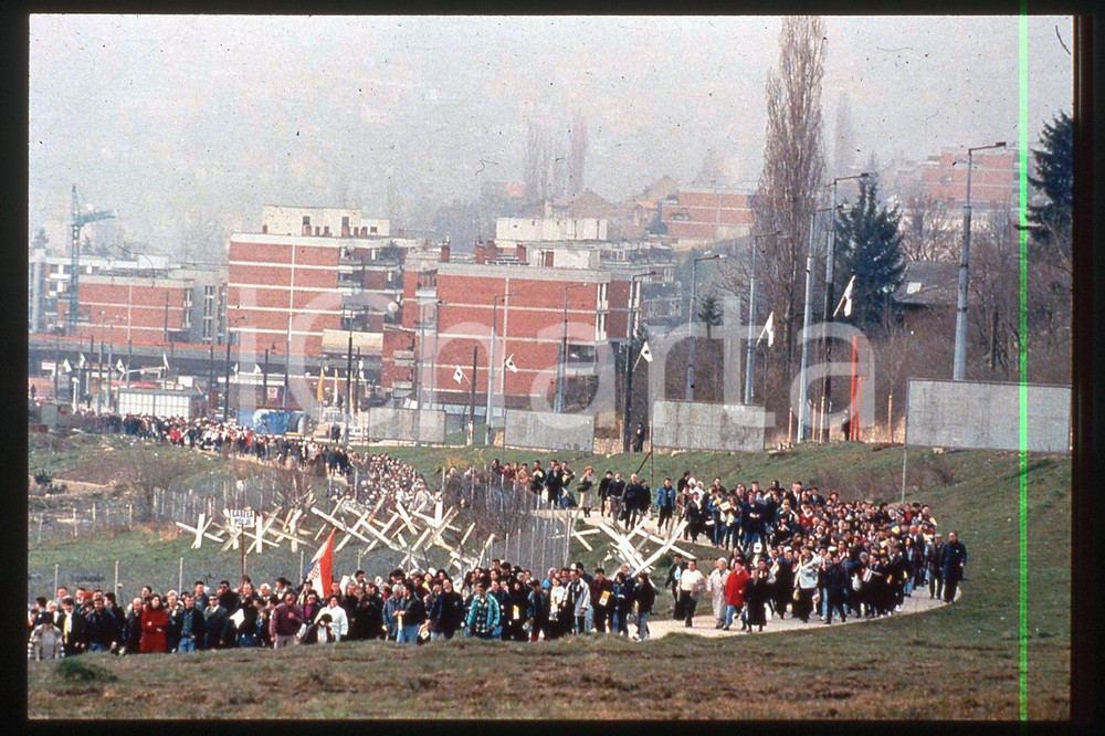 35mm vintage slide 1997 SARAJEVO - KOSEVO Visit of GIOVANNI PAOLO II (3)  Diapositiva d'epoca, in formato 35 mm.CONDIZIONI: GOODE' severamente vietata la riproduzione. Tutti i diritti sono riservati.Nella diapositiva ICharta mette in vendita, sul negozio eBay e in esclusiva sul sito "icharta" il proprio archivio composto da numerose diapositive e negativi fotografici d'epoca, tutti originali e autentici, che attraversano la storia del costume italiano tra gli la fine degli anni Sessanta e Novanta.Si tratta di uno sguardo inedito sull'attualit&agrave;, la politica, la vita quotidiana, il gossip e la cultura, che fotografa il cambiamento della nazione in quest'ultimo scorcio del XX secolo. Un'occasione unica per il mercato del collezionismo, che vede finalmente disponibile un archivio eccezionale per vastit&agrave;, tematiche e condizioni, in un settore (il negativo fotografico e la diapositiva) di assoluta novit&agrave; e dalle interessanti prospettive di investimento.  FAIR/discreto   originale e autentica 1