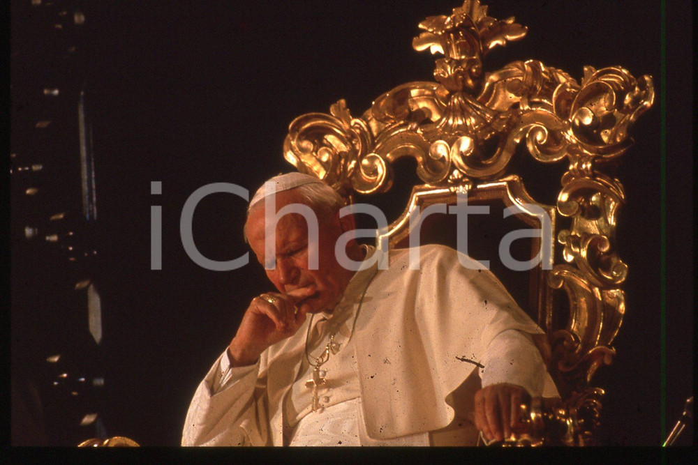 35mm vintage slide* 1994 LECCE Visita di Papa GIOVANNI PAOLO II  Diapositiva d'epoca, in formato 35 mm.CONDIZIONI: GOODE' severamente vietata la riproduzione. Tutti i diritti sono riservati.Nella diapositiva ICharta mette in vendita, sul negozio eBay e in esclusiva sul sito "icharta" il proprio archivio composto da numerose diapositive e negativi fotografici d'epoca, tutti originali e autentici, che attraversano la storia del costume italiano tra gli la fine degli anni Sessanta e Novanta.Si tratta di uno sguardo inedito sull'attualit&agrave;, la politica, la vita quotidiana, il gossip e la cultura, che fotografa il cambiamento della nazione in quest'ultimo scorcio del XX secolo. Un'occasione unica per il mercato del collezionismo, che vede finalmente disponibile un archivio eccezionale per vastit&agrave;, tematiche e condizioni, in un settore (il negativo fotografico e la diapositiva) di assoluta novit&agrave; e dalle interessanti prospettive di investimento.  FAIR/discreto   originale e autentica 1
