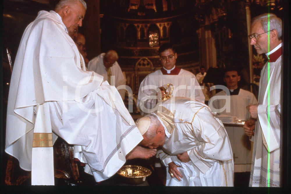 35mm vintage slide* 1997 VATICANO Giovedì Santo GIOVANNI PAOLO II (2)  Diapositiva d'epoca, in formato 35 mm.CONDIZIONI: GOODE' severamente vietata la riproduzione. Tutti i diritti sono riservati.Nella diapositiva ICharta mette in vendita, sul negozio eBay e in esclusiva sul sito "icharta" il proprio archivio composto da numerose diapositive e negativi fotografici d'epoca, tutti originali e autentici, che attraversano la storia del costume italiano tra gli la fine degli anni Sessanta e Novanta.Si tratta di uno sguardo inedito sull'attualit&agrave;, la politica, la vita quotidiana, il gossip e la cultura, che fotografa il cambiamento della nazione in quest'ultimo scorcio del XX secolo. Un'occasione unica per il mercato del collezionismo, che vede finalmente disponibile un archivio eccezionale per vastit&agrave;, tematiche e condizioni, in un settore (il negativo fotografico e la diapositiva) di assoluta novit&agrave; e dalle interessanti prospettive di investimento.  FAIR/discreto   originale e autentica 1