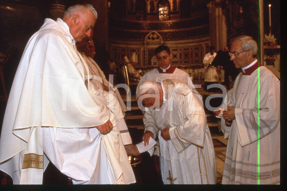 35mm vintage slide* 1997 VATICANO Giovedì Santo GIOVANNI PAOLO II (3)  Diapositiva d'epoca, in formato 35 mm.CONDIZIONI: GOODE' severamente vietata la riproduzione. Tutti i diritti sono riservati.Nella diapositiva ICharta mette in vendita, sul negozio eBay e in esclusiva sul sito "icharta" il proprio archivio composto da numerose diapositive e negativi fotografici d'epoca, tutti originali e autentici, che attraversano la storia del costume italiano tra gli la fine degli anni Sessanta e Novanta.Si tratta di uno sguardo inedito sull'attualit&agrave;, la politica, la vita quotidiana, il gossip e la cultura, che fotografa il cambiamento della nazione in quest'ultimo scorcio del XX secolo. Un'occasione unica per il mercato del collezionismo, che vede finalmente disponibile un archivio eccezionale per vastit&agrave;, tematiche e condizioni, in un settore (il negativo fotografico e la diapositiva) di assoluta novit&agrave; e dalle interessanti prospettive di investimento.  FAIR/discreto   originale e autentica 1