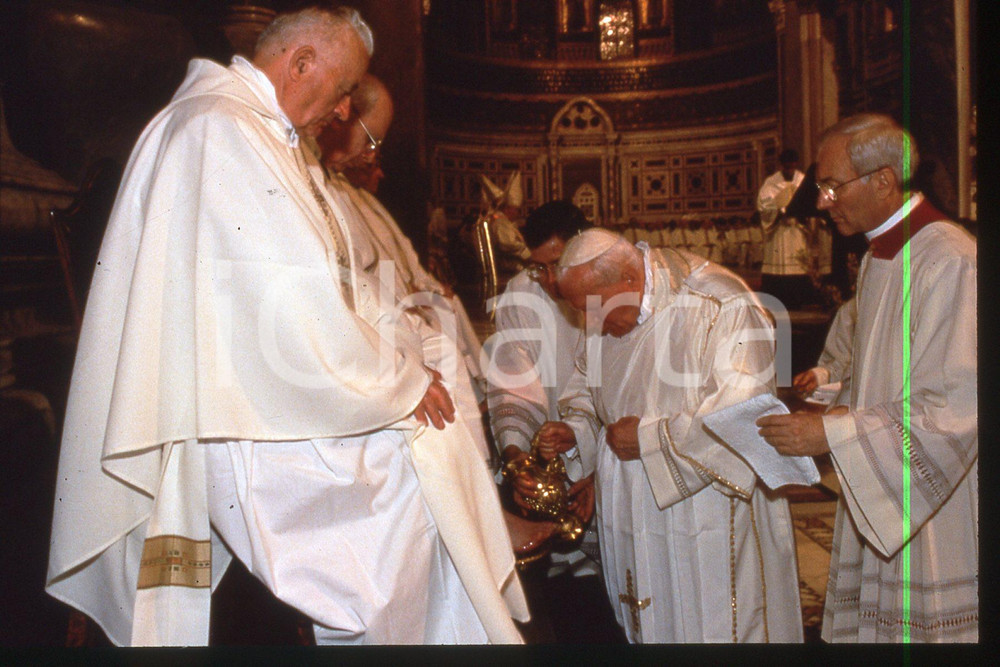 35mm vintage slide* 1997 VATICANO Giovedì Santo - Papa GIOVANNI PAOLO II (4)  Diapositiva d'epoca, in formato 35 mm.CONDIZIONI: GOODE' severamente vietata la riproduzione. Tutti i diritti sono riservati.Nella diapositiva ICharta mette in vendita, sul negozio eBay e in esclusiva sul sito "icharta" il proprio archivio composto da numerose diapositive e negativi fotografici d'epoca, tutti originali e autentici, che attraversano la storia del costume italiano tra gli la fine degli anni Sessanta e Novanta.Si tratta di uno sguardo inedito sull'attualit&agrave;, la politica, la vita quotidiana, il gossip e la cultura, che fotografa il cambiamento della nazione in quest'ultimo scorcio del XX secolo. Un'occasione unica per il mercato del collezionismo, che vede finalmente disponibile un archivio eccezionale per vastit&agrave;, tematiche e condizioni, in un settore (il negativo fotografico e la diapositiva) di assoluta novit&agrave; e dalle interessanti prospettive di investimento.  CONDIZIONI:FAIR/discreto originale e autentica 1