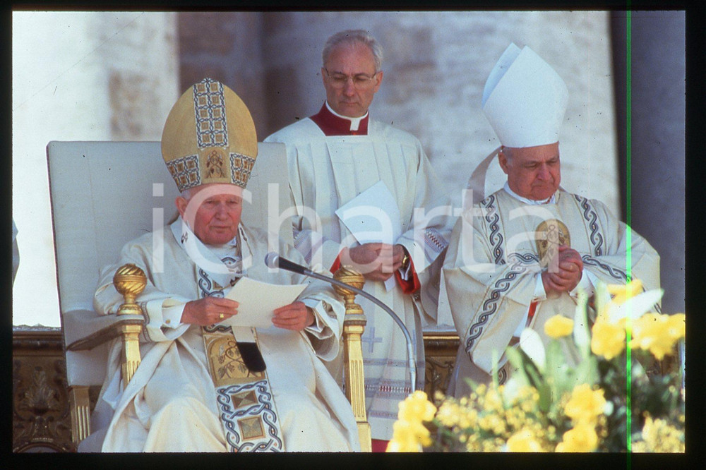 35mm vintage slide* 1994 VATICANO Papa GIOVANNI PAOLO II  Card. AGUSTONI (4)  Diapositiva d'epoca, in formato 35 mm.CONDIZIONI: GOODE' severamente vietata la riproduzione. Tutti i diritti sono riservati.Nella diapositiva ICharta mette in vendita, sul negozio eBay e in esclusiva sul sito "icharta" il proprio archivio composto da numerose diapositive e negativi fotografici d'epoca, tutti originali e autentici, che attraversano la storia del costume italiano tra gli la fine degli anni Sessanta e Novanta.Si tratta di uno sguardo inedito sull'attualit&agrave;, la politica, la vita quotidiana, il gossip e la cultura, che fotografa il cambiamento della nazione in quest'ultimo scorcio del XX secolo. Un'occasione unica per il mercato del collezionismo, che vede finalmente disponibile un archivio eccezionale per vastit&agrave;, tematiche e condizioni, in un settore (il negativo fotografico e la diapositiva) di assoluta novit&agrave; e dalle interessanti prospettive di investimento.   FAIR/discreto   originale e autentica 1