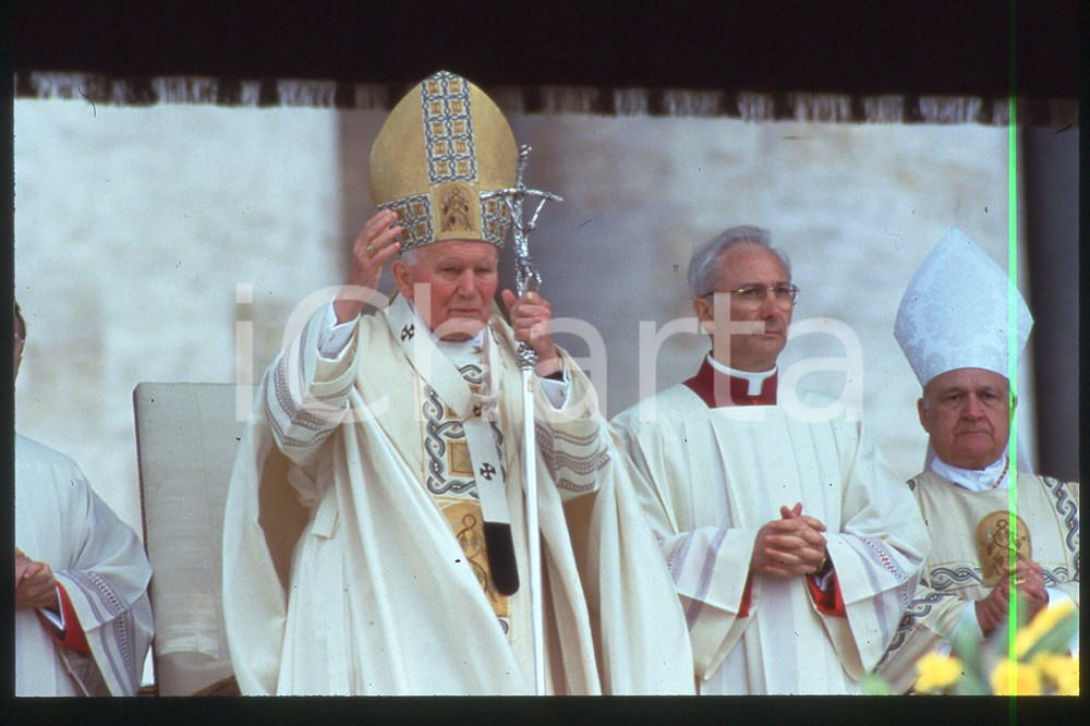 35mm vintage slide* 1997 VATICANO Papa GIOVANNI PAOLO II (6)  Diapositiva d'epoca, in formato 35 mm.CONDIZIONI: GOODE' severamente vietata la riproduzione. Tutti i diritti sono riservati.Nella diapositiva ICharta mette in vendita, sul negozio eBay e in esclusiva sul sito "icharta" il proprio archivio composto da numerose diapositive e negativi fotografici d'epoca, tutti originali e autentici, che attraversano la storia del costume italiano tra gli la fine degli anni Sessanta e Novanta.Si tratta di uno sguardo inedito sull'attualit&agrave;, la politica, la vita quotidiana, il gossip e la cultura, che fotografa il cambiamento della nazione in quest'ultimo scorcio del XX secolo. Un'occasione unica per il mercato del collezionismo, che vede finalmente disponibile un archivio eccezionale per vastit&agrave;, tematiche e condizioni, in un settore (il negativo fotografico e la diapositiva) di assoluta novit&agrave; e dalle interessanti prospettive di investimento.  FAIR/discreto   originale e autentica 1