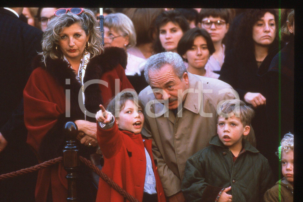 35mm vintage slide*1994,Rome GIOVANNI PAOLO II, THE IMMACULATE CONCEPTION,people  Diapositiva d'epoca, in formato 35 mm.CONDIZIONI: GOODE' severamente vietata la riproduzione. Tutti i diritti sono riservati.Nella diapositiva ICharta mette in vendita, sul negozio eBay e in esclusiva sul sito "icharta" il proprio archivio composto da numerose diapositive e negativi fotografici d'epoca, tutti originali e autentici, che attraversano la storia del costume italiano tra gli la fine degli anni Sessanta e Novanta.Si tratta di uno sguardo inedito sull'attualit&agrave;, la politica, la vita quotidiana, il gossip e la cultura, che fotografa il cambiamento della nazione in quest'ultimo scorcio del XX secolo. Un'occasione unica per il mercato del collezionismo, che vede finalmente disponibile un archivio eccezionale per vastit&agrave;, tematiche e condizioni, in un settore (il negativo fotografico e la diapositiva) di assoluta novit&agrave; e dalle interessanti prospettive di investimento.  FAIR/discreto   originale e autentica 1